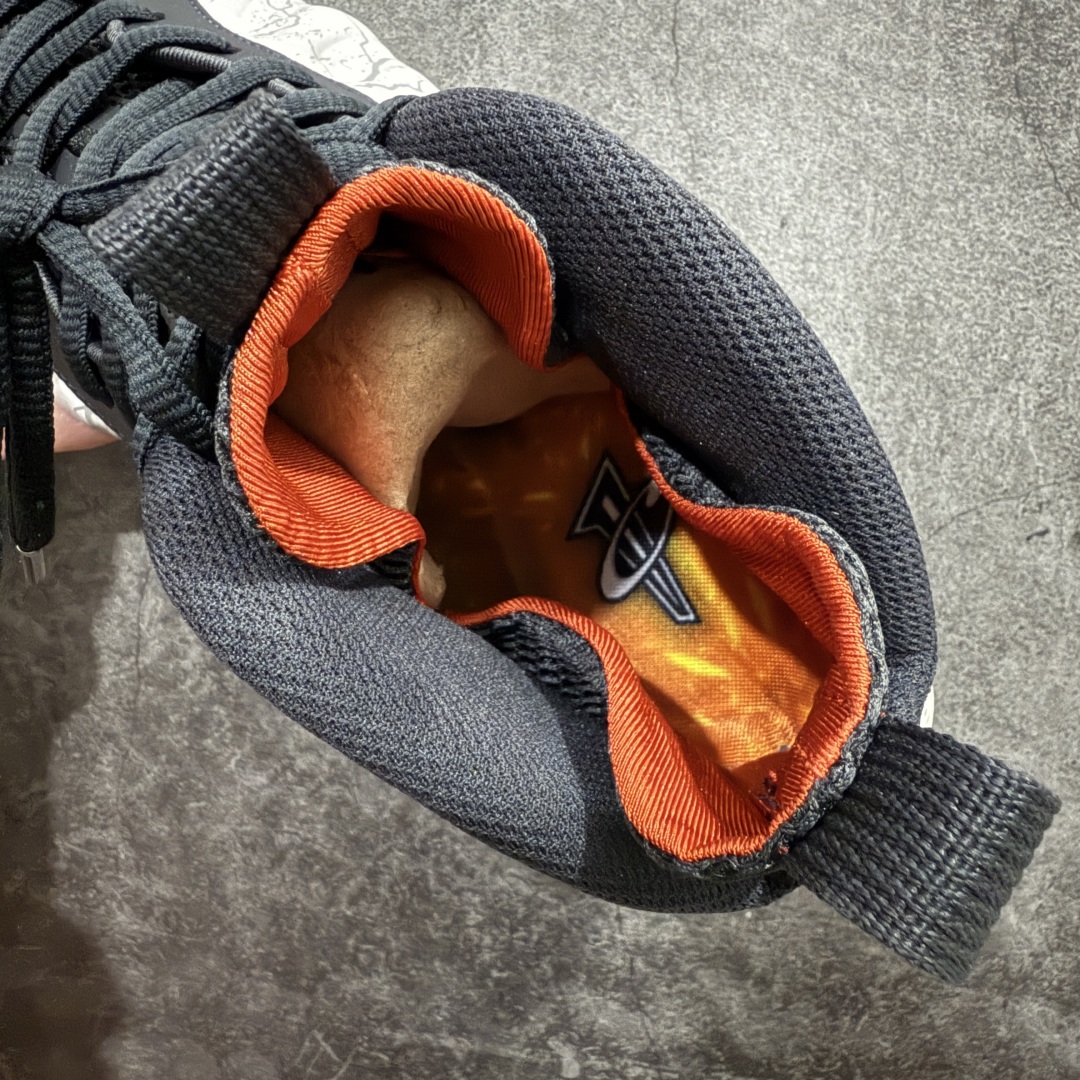 图片[6]-【莞产纯原】NK Air Foamposite One \”Tekken 8\” 铁拳喷 三岛一八 白喷泡 HF6367-001 莞产原底面 公司渠道同模具 鞋型发泡360度无死角 双层Zoom气垫植入 中底完美注胶 搭载原厂碳纤维材质 诞生于1997年的NK Air Foamposite系列可以说是整个球鞋历史上最为经典的系列之一 也就是我们常说的“喷”和“泡” 其中“喷”由Foamposite One代言人Penny的英文音译而来 而“泡”则来源于另一款鞋型 Foamposite Pro中\”pro\”的音译 在诞生初期 由于高昂的造价以及超前的外形 Foamposite系列的反对者不在少数 甚至有人认为这款鞋会毁掉整个球鞋行业 但事实证明这双灵感来自于甲虫 自带“黑科技”鞋面以及双层Zoom+大块碳板的太空球鞋不仅受到了大众的接受与追捧 并且成功的影响了篮球鞋的发展 尺码：38.5 39 40 40.5 41 42 42.5 43 44 44.5 45 46-选品中心