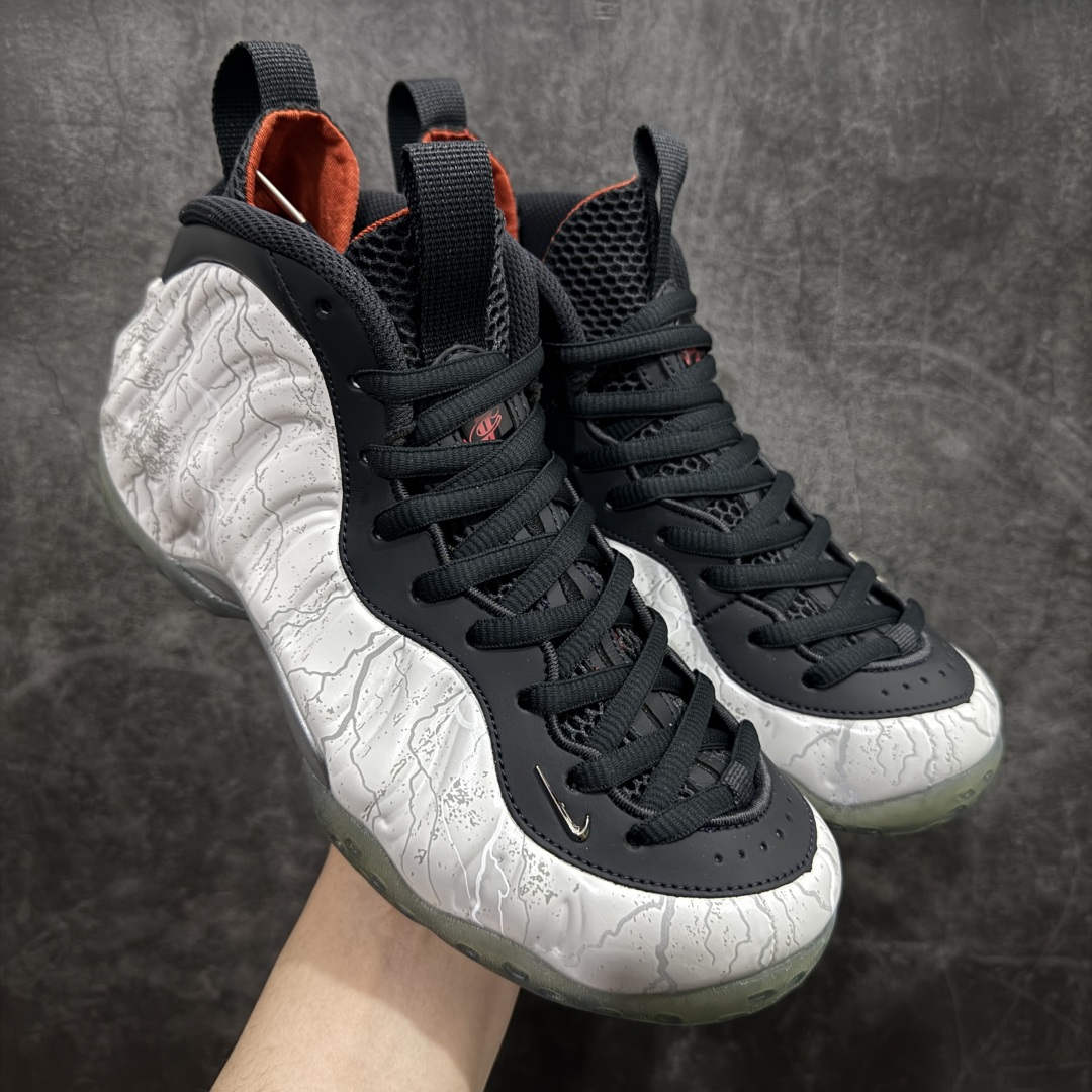 【莞产纯原】NK Air Foamposite One \”Tekken 8\” 铁拳喷 三岛一八 白喷泡 HF6367-001 莞产原底面 公司渠道同模具 鞋型发泡360度无死角 双层Zoom气垫植入 中底完美注胶 搭载原厂碳纤维材质 诞生于1997年的NK Air Foamposite系列可以说是整个球鞋历史上最为经典的系列之一 也就是我们常说的“喷”和“泡” 其中“喷”由Foamposite One代言人Penny的英文音译而来 而“泡”则来源于另一款鞋型 Foamposite Pro中\”pro\”的音译 在诞生初期 由于高昂的造价以及超前的外形 Foamposite系列的反对者不在少数 甚至有人认为这款鞋会毁掉整个球鞋行业 但事实证明这双灵感来自于甲虫 自带“黑科技”鞋面以及双层Zoom+大块碳板的太空球鞋不仅受到了大众的接受与追捧 并且成功的影响了篮球鞋的发展 尺码：38.5 39 40 40.5 41 42 42.5 43 44 44.5 45 46-选品中心
