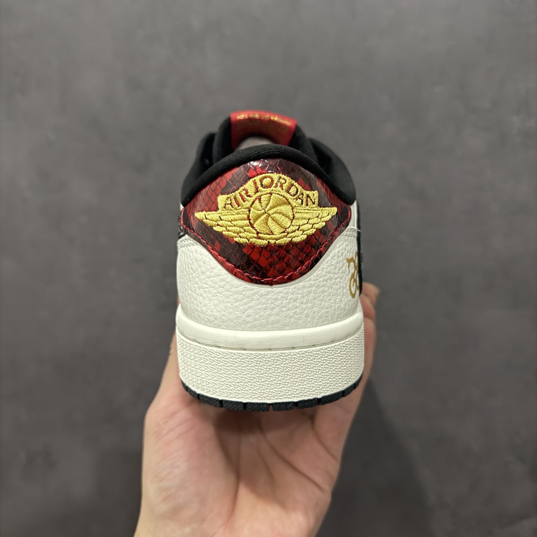 图片[4]-【定制版】Fragment x Travis Scott x蛇年限定nAir Jordan 1 Low 三方联名倒钩性价比原盒出货 全新的三方联名低帮倒钩鞋面延续了黑脚趾设计，整双鞋以全荔枝皮打造，腰身搭配白色「倒勾」，再点缀上Travis Scott 标志性的Logo，后跟处以藤原浩最拿手的蓝色为主色调，完善极具Fragment Design的白蓝黑设计风格，左右脚分别以Travis Scott鬼脸和乔丹飞翼加以修饰，彰显出三方联名的奢华格调。 官方货号：CH6336 0231635 Size：36 36.5 37.5 38 38.5 39 40 40.5 41 42 42.5 43 44 44.5 45 编码：YB330350n-莆田鞋批发中心