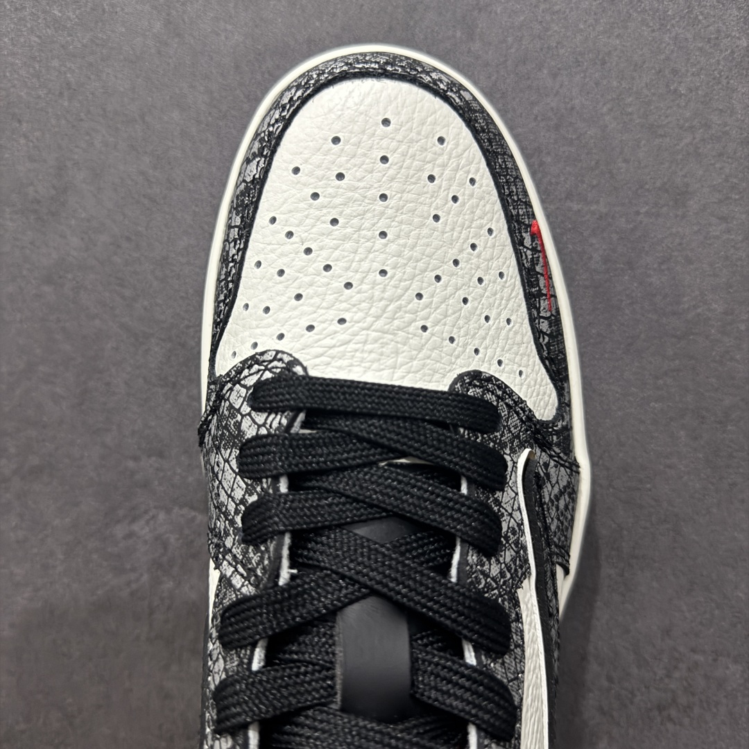 图片[8]-【定制版】Fragment x Travis Scott x蛇年限定nAir Jordan 1 Low 三方联名倒钩性价比原盒出货 全新的三方联名低帮倒钩鞋面延续了黑脚趾设计，整双鞋以全荔枝皮打造，腰身搭配白色「倒勾」，再点缀上Travis Scott 标志性的Logo，后跟处以藤原浩最拿手的蓝色为主色调，完善极具Fragment Design的白蓝黑设计风格，左右脚分别以Travis Scott鬼脸和乔丹飞翼加以修饰，彰显出三方联名的奢华格调。 官方货号：CH6336 0231635 Size：36 36.5 37.5 38 38.5 39 40 40.5 41 42 42.5 43 44 44.5 45 编码：YB330350n-莆田鞋批发中心