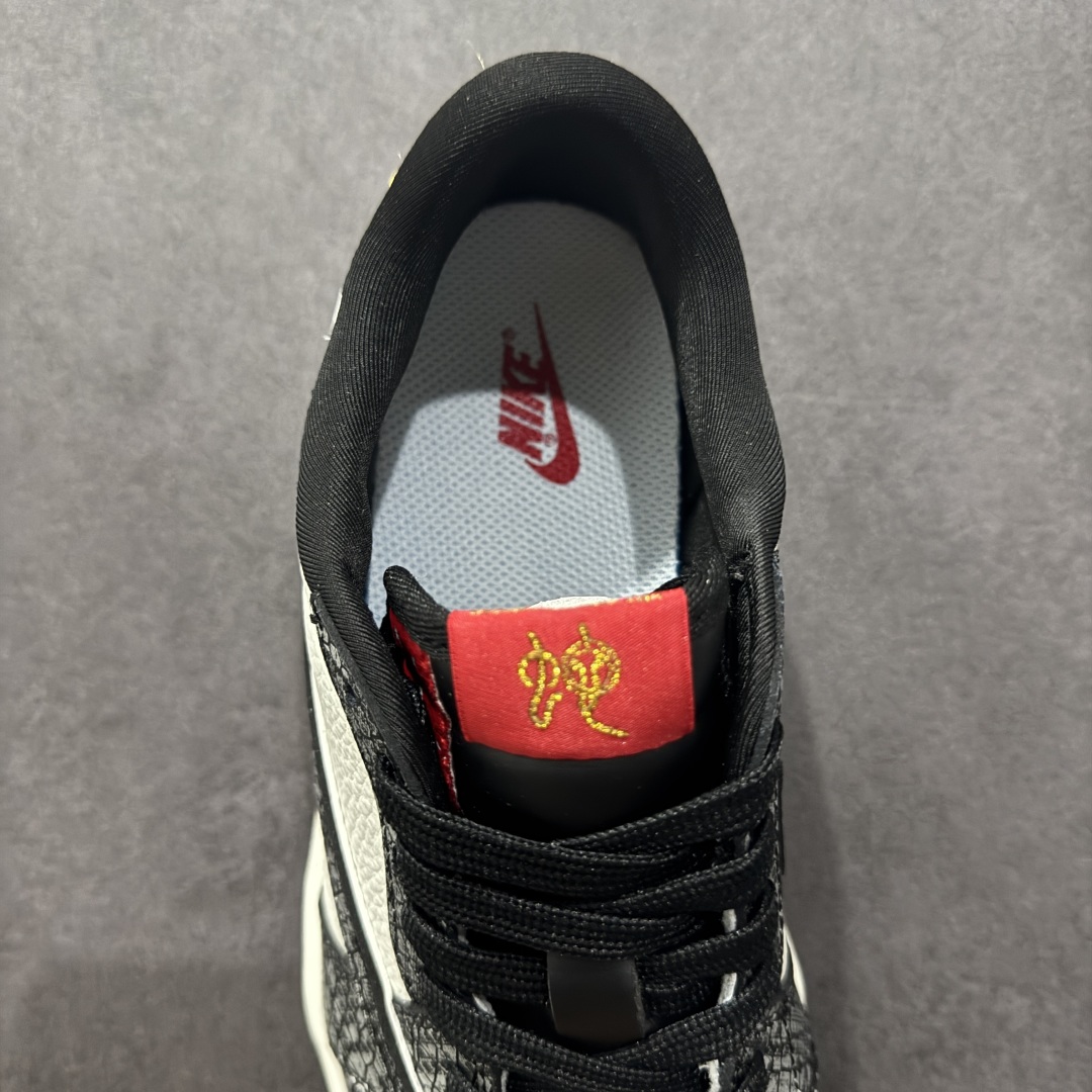 图片[7]-【定制版】Fragment x Travis Scott x蛇年限定nAir Jordan 1 Low 三方联名倒钩性价比原盒出货 全新的三方联名低帮倒钩鞋面延续了黑脚趾设计，整双鞋以全荔枝皮打造，腰身搭配白色「倒勾」，再点缀上Travis Scott 标志性的Logo，后跟处以藤原浩最拿手的蓝色为主色调，完善极具Fragment Design的白蓝黑设计风格，左右脚分别以Travis Scott鬼脸和乔丹飞翼加以修饰，彰显出三方联名的奢华格调。 官方货号：CH6336 0231635 Size：36 36.5 37.5 38 38.5 39 40 40.5 41 42 42.5 43 44 44.5 45 编码：YB330350n-莆田鞋批发中心