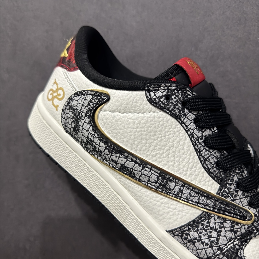 图片[6]-【定制版】Fragment x Travis Scott x蛇年限定nAir Jordan 1 Low 三方联名倒钩性价比原盒出货 全新的三方联名低帮倒钩鞋面延续了黑脚趾设计，整双鞋以全荔枝皮打造，腰身搭配白色「倒勾」，再点缀上Travis Scott 标志性的Logo，后跟处以藤原浩最拿手的蓝色为主色调，完善极具Fragment Design的白蓝黑设计风格，左右脚分别以Travis Scott鬼脸和乔丹飞翼加以修饰，彰显出三方联名的奢华格调。 官方货号：CH6336 0231635 Size：36 36.5 37.5 38 38.5 39 40 40.5 41 42 42.5 43 44 44.5 45 编码：YB330350n-莆田鞋批发中心