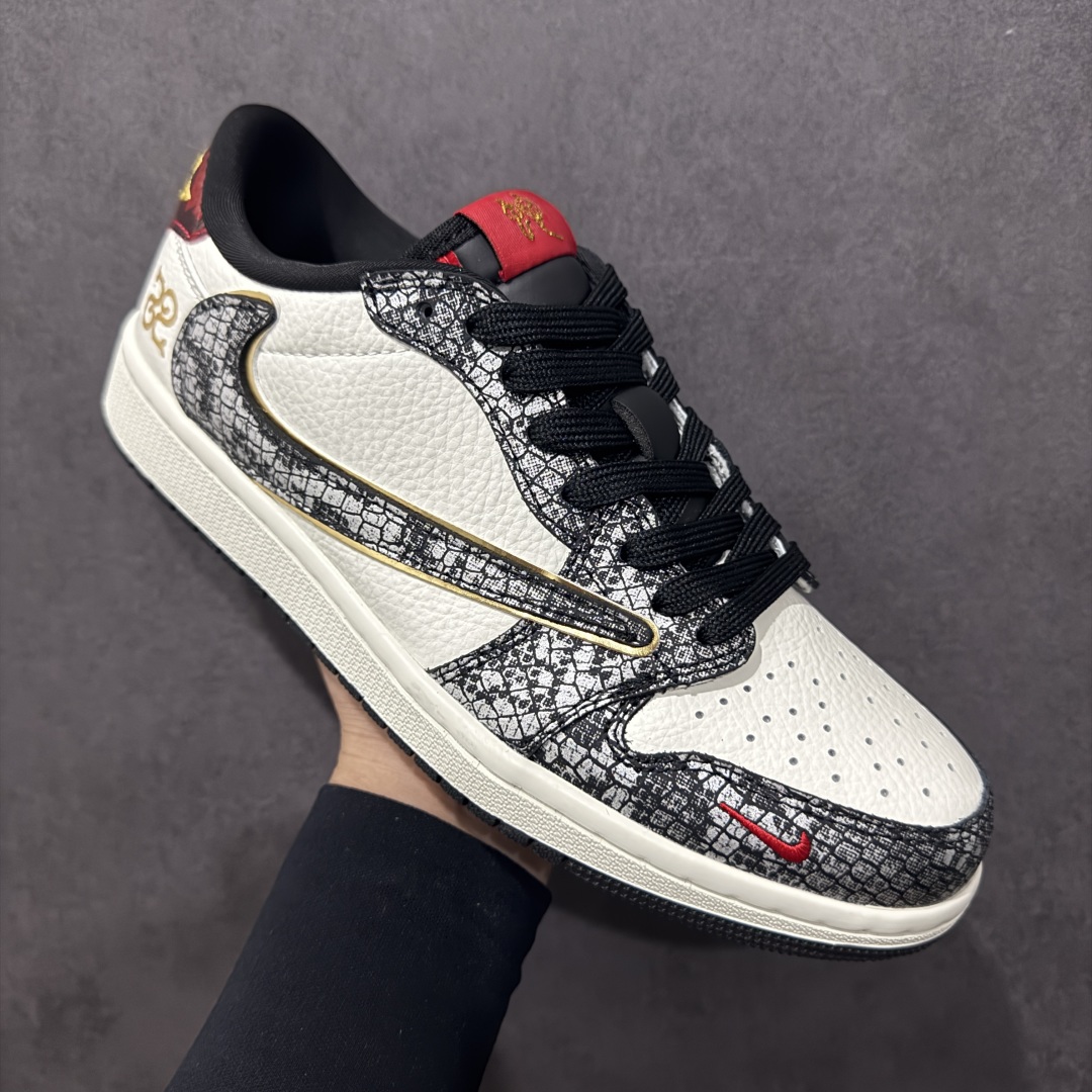 图片[3]-【定制版】Fragment x Travis Scott x蛇年限定nAir Jordan 1 Low 三方联名倒钩性价比原盒出货 全新的三方联名低帮倒钩鞋面延续了黑脚趾设计，整双鞋以全荔枝皮打造，腰身搭配白色「倒勾」，再点缀上Travis Scott 标志性的Logo，后跟处以藤原浩最拿手的蓝色为主色调，完善极具Fragment Design的白蓝黑设计风格，左右脚分别以Travis Scott鬼脸和乔丹飞翼加以修饰，彰显出三方联名的奢华格调。 官方货号：CH6336 0231635 Size：36 36.5 37.5 38 38.5 39 40 40.5 41 42 42.5 43 44 44.5 45 编码：YB330350n-莆田鞋批发中心