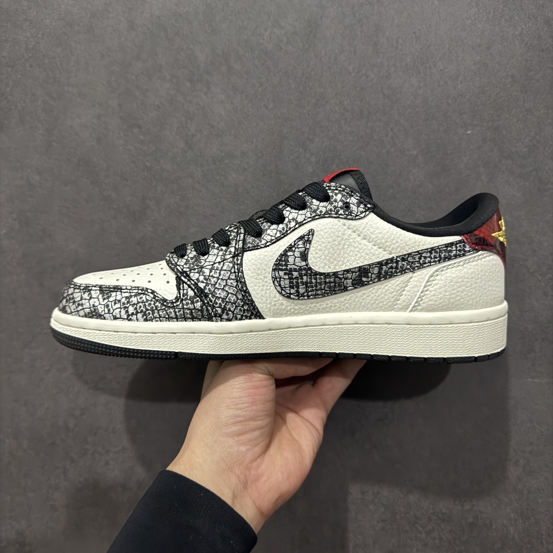 图片[2]-【定制版】Fragment x Travis Scott x蛇年限定nAir Jordan 1 Low 三方联名倒钩性价比原盒出货 全新的三方联名低帮倒钩鞋面延续了黑脚趾设计，整双鞋以全荔枝皮打造，腰身搭配白色「倒勾」，再点缀上Travis Scott 标志性的Logo，后跟处以藤原浩最拿手的蓝色为主色调，完善极具Fragment Design的白蓝黑设计风格，左右脚分别以Travis Scott鬼脸和乔丹飞翼加以修饰，彰显出三方联名的奢华格调。 官方货号：CH6336 0231635 Size：36 36.5 37.5 38 38.5 39 40 40.5 41 42 42.5 43 44 44.5 45 编码：YB330350n-莆田鞋批发中心