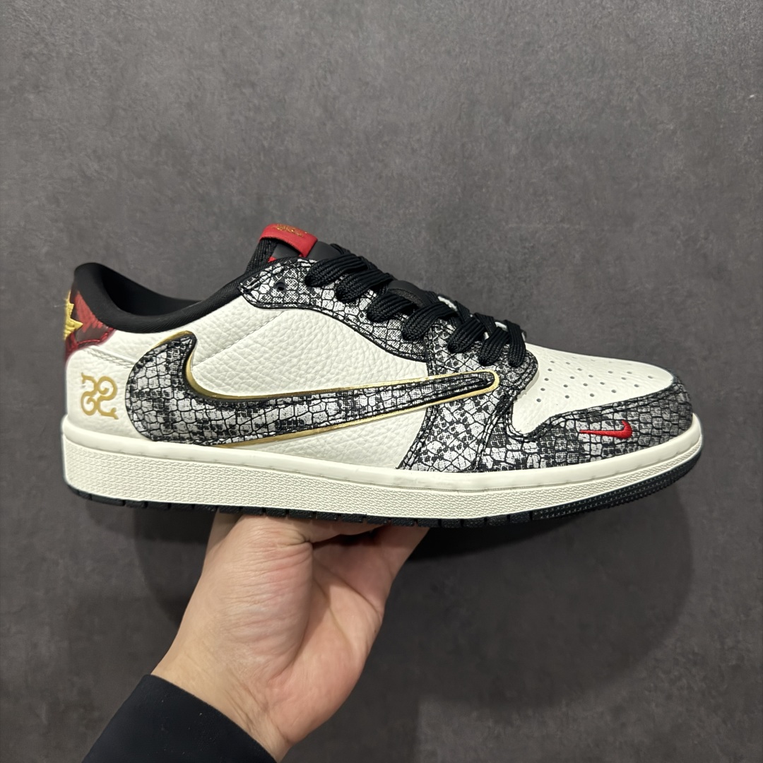 【定制版】Fragment x Travis Scott x蛇年限定nAir Jordan 1 Low 三方联名倒钩性价比原盒出货 全新的三方联名低帮倒钩鞋面延续了黑脚趾设计，整双鞋以全荔枝皮打造，腰身搭配白色「倒勾」，再点缀上Travis Scott 标志性的Logo，后跟处以藤原浩最拿手的蓝色为主色调，完善极具Fragment Design的白蓝黑设计风格，左右脚分别以Travis Scott鬼脸和乔丹飞翼加以修饰，彰显出三方联名的奢华格调。 官方货号：CH6336 0231635 Size：36 36.5 37.5 38 38.5 39 40 40.5 41 42 42.5 43 44 44.5 45 编码：YB330350n-莆田鞋批发中心