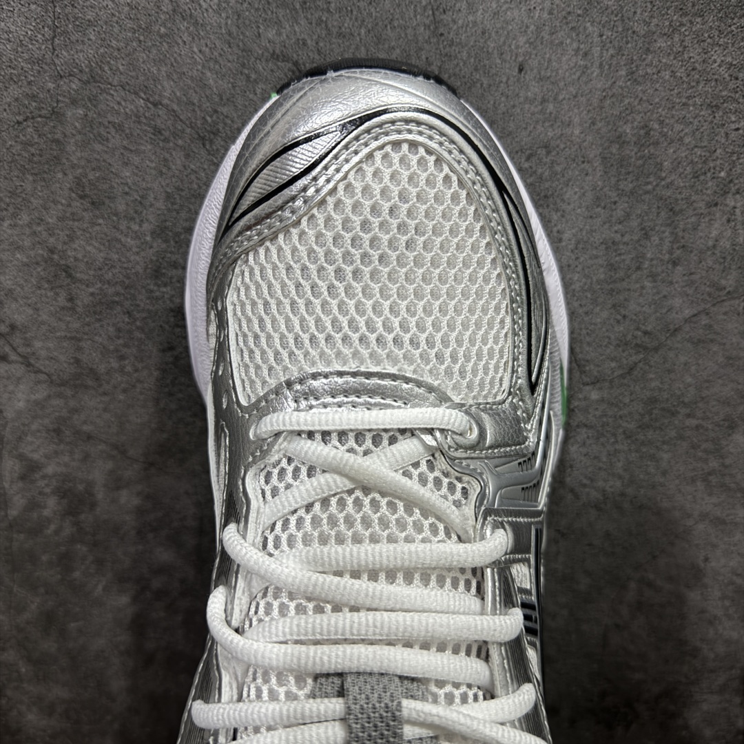 图片[5]-【HK纯原版】ASICS GEL-KAYANO 14 亚瑟士K14系列户外复古潮流百搭织物合成革缓震休闲跑步鞋 原装纸板楦头开发 独家私模五层组合大底 原厂定制缓震硅胶加持 原盒原配 官方四联吊牌 原装Ortholite轻量化鞋垫 设计师 Hidenori Yamashita 以「Flash」一词为灵感 创造出未来感金属色鞋面 改造升级内在性能 由内而外全面革新 为 GEL-KAYANO 家族传承及经典跑鞋文化的延续 创下里程碑式作品 K14跑鞋重新诠释了复古的跑步形状 并以其 2000 年代后期的美学理念重新铺装 银色与蓝色的鞋面极为高档 网面铺陈与鞋面、鞋头多处细节位增添了透气性 鞋后跟部中底上以及多密度耐磨鞋底增加了 GEL 缓震胶 提供高抗冲击性、缓冲性、可保护脚部免受地面冲击的影响 穿着舒适性十足 尺码：35.5 36 37 37.5 38 39 39.5 40.5 41.5 42 42.5 43.5 44 45-选品中心