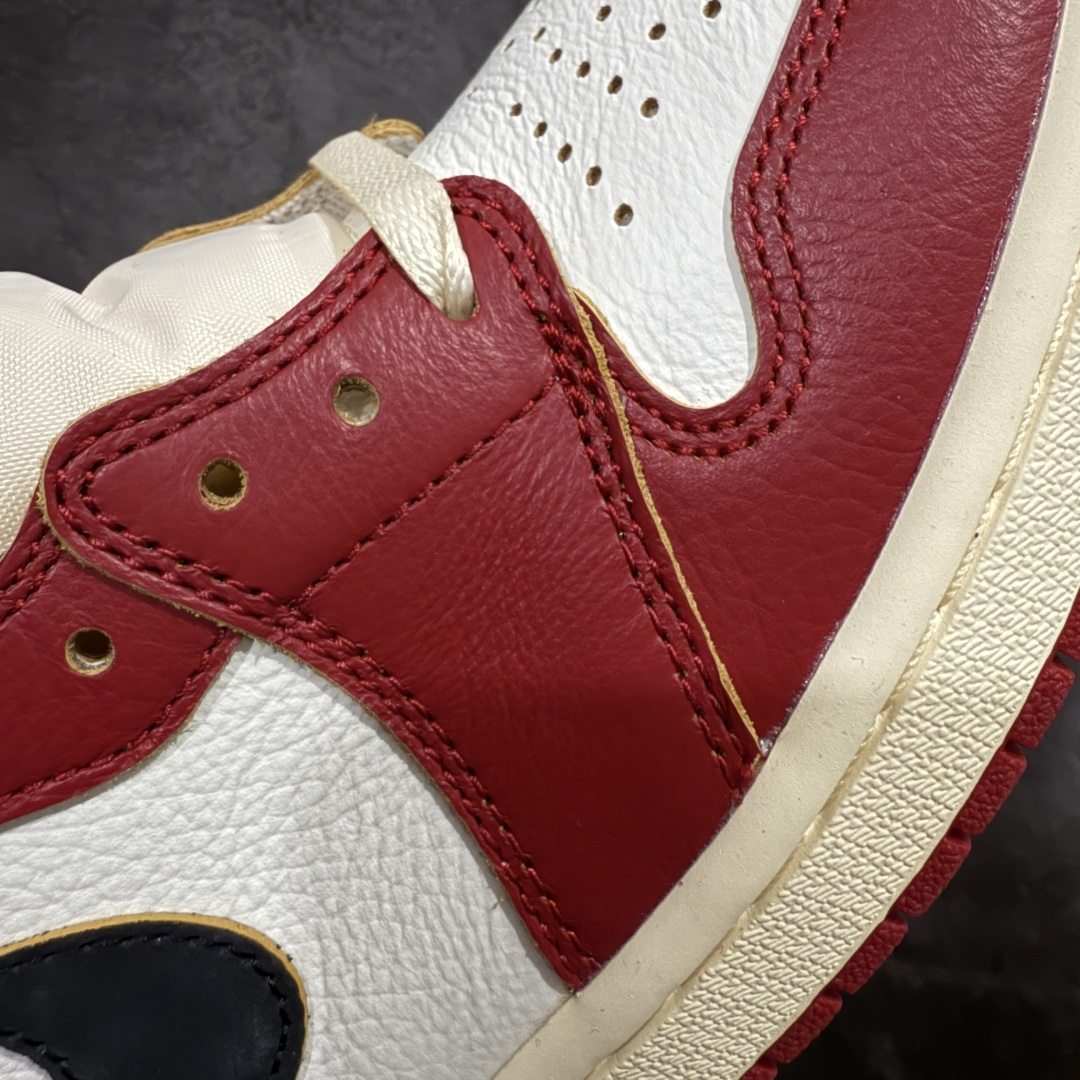 图片[5]-【OG版】Union x Air Jordan 1 Retro High AJ1 乔1影子芝加哥 高帮篮球鞋 HV8563-600 原装纸板原楦开发 极致鞋型一眼正即视感 #独家私模原档案开模，自动区别市面版本 #全鞋采用东莞头层皮，用料绝不含糊 #飞翼3D高频立体感十足 细节全方面到位 #全鞋电脑车线 顶级工艺 完美清洁度  鞋身整体以白色为主色调，在框架部分采用红色呈现，营造出经典的\\\”Chicago\\\”配色氛围。鞋帮部分延续了初代Union联名的设计，采用了特殊的\\\”缝合\\\”工艺打造。  尺码：36 36.5 37.5 38 38.5 39 40 40.5 41 42 42.5 43 44 44.5 45 46 47.5-选品中心