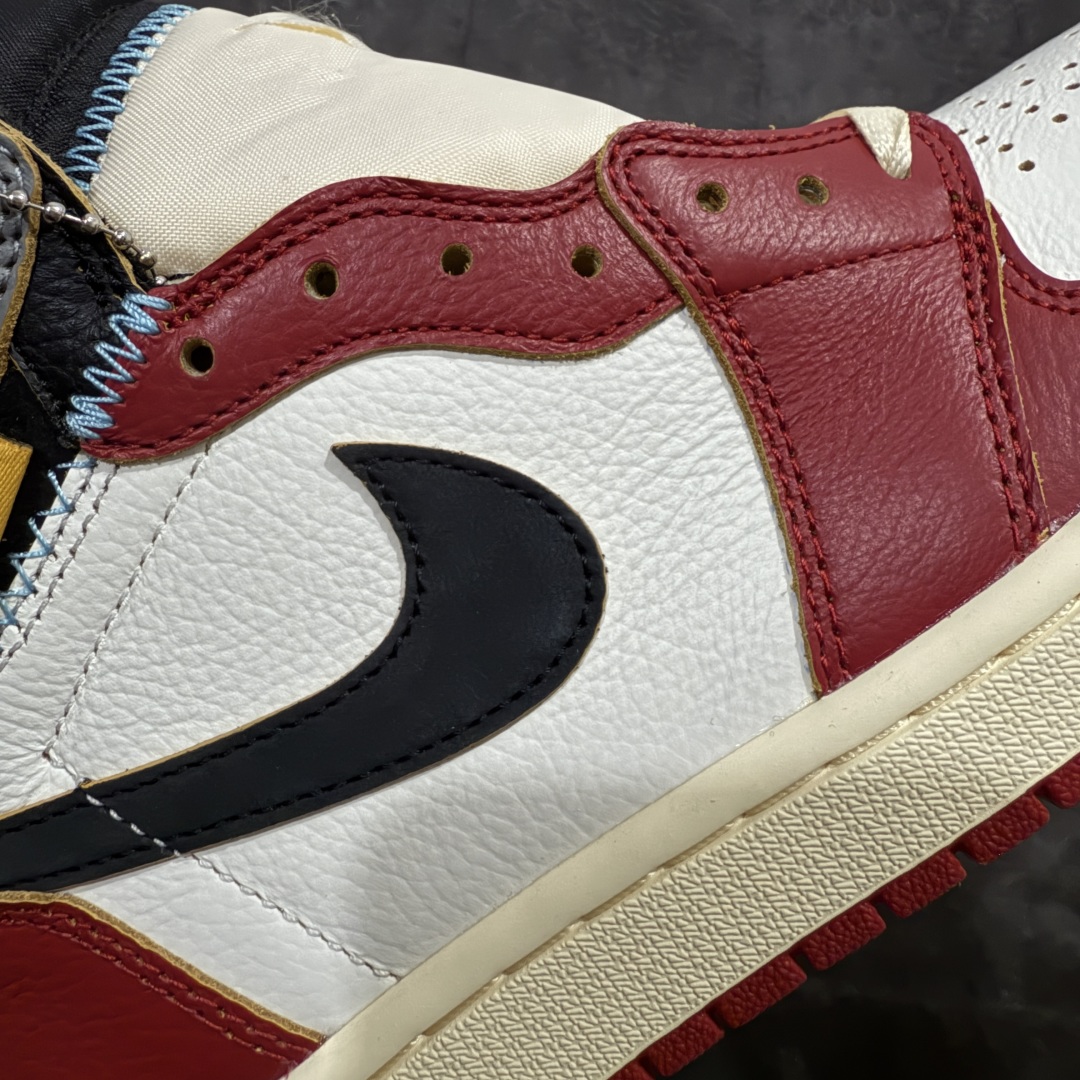 图片[4]-【OG版】Union x Air Jordan 1 Retro High AJ1 乔1影子芝加哥 高帮篮球鞋 HV8563-600 原装纸板原楦开发 极致鞋型一眼正即视感 #独家私模原档案开模，自动区别市面版本 #全鞋采用东莞头层皮，用料绝不含糊 #飞翼3D高频立体感十足 细节全方面到位 #全鞋电脑车线 顶级工艺 完美清洁度  鞋身整体以白色为主色调，在框架部分采用红色呈现，营造出经典的\\\”Chicago\\\”配色氛围。鞋帮部分延续了初代Union联名的设计，采用了特殊的\\\”缝合\\\”工艺打造。  尺码：36 36.5 37.5 38 38.5 39 40 40.5 41 42 42.5 43 44 44.5 45 46 47.5-选品中心