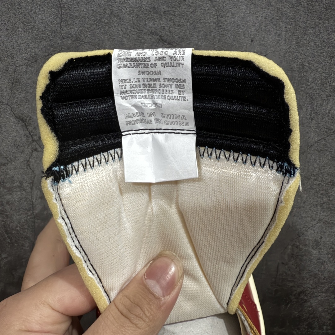图片[9]-【OG版】Union x Air Jordan 1 Retro High AJ1 乔1影子芝加哥 高帮篮球鞋 HV8563-600 原装纸板原楦开发 极致鞋型一眼正即视感 #独家私模原档案开模，自动区别市面版本 #全鞋采用东莞头层皮，用料绝不含糊 #飞翼3D高频立体感十足 细节全方面到位 #全鞋电脑车线 顶级工艺 完美清洁度  鞋身整体以白色为主色调，在框架部分采用红色呈现，营造出经典的\\\”Chicago\\\”配色氛围。鞋帮部分延续了初代Union联名的设计，采用了特殊的\\\”缝合\\\”工艺打造。  尺码：36 36.5 37.5 38 38.5 39 40 40.5 41 42 42.5 43 44 44.5 45 46 47.5-选品中心