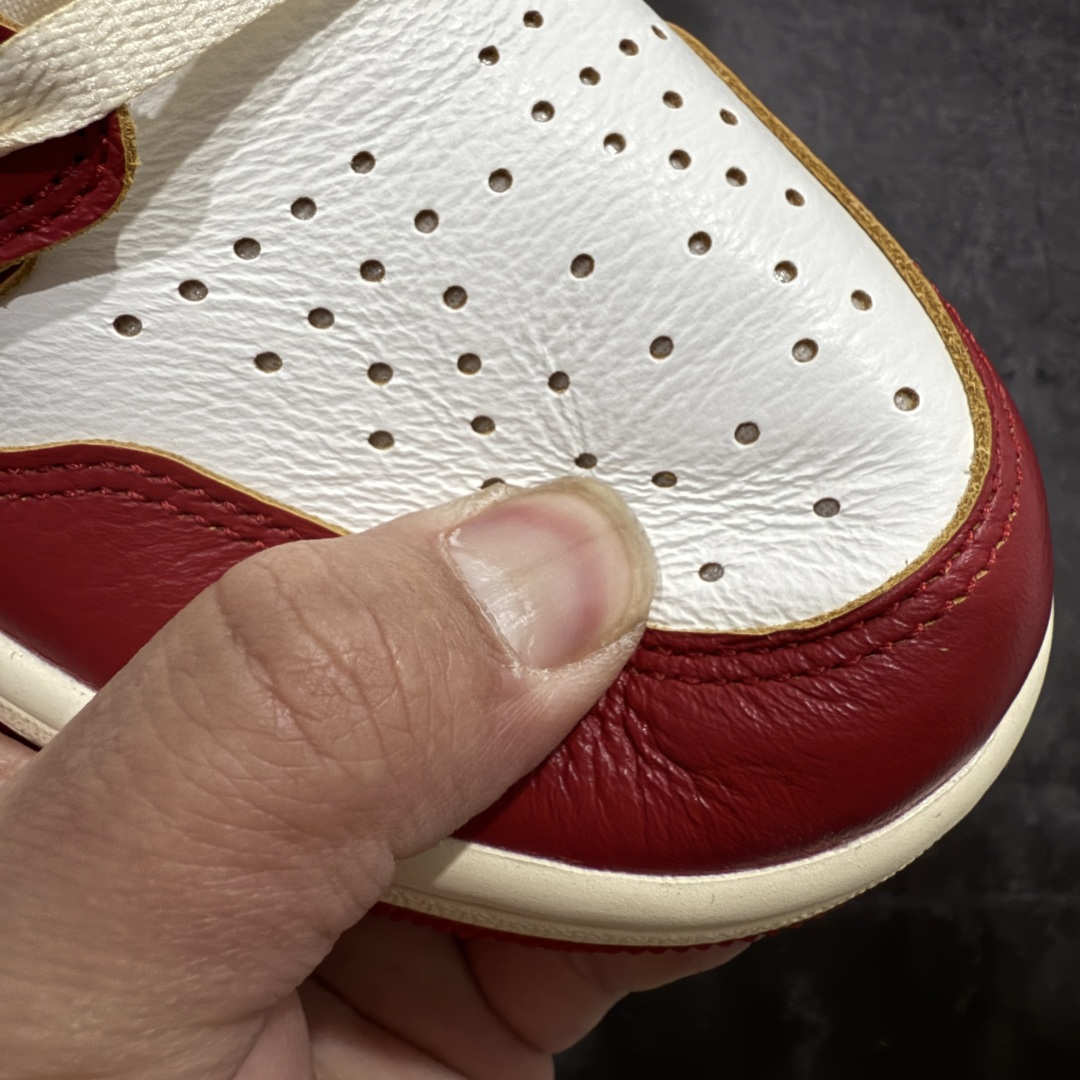 图片[6]-【OG版】Union x Air Jordan 1 Retro High AJ1 乔1影子芝加哥 高帮篮球鞋 HV8563-600 原装纸板原楦开发 极致鞋型一眼正即视感 #独家私模原档案开模，自动区别市面版本 #全鞋采用东莞头层皮，用料绝不含糊 #飞翼3D高频立体感十足 细节全方面到位 #全鞋电脑车线 顶级工艺 完美清洁度  鞋身整体以白色为主色调，在框架部分采用红色呈现，营造出经典的\\\”Chicago\\\”配色氛围。鞋帮部分延续了初代Union联名的设计，采用了特殊的\\\”缝合\\\”工艺打造。  尺码：36 36.5 37.5 38 38.5 39 40 40.5 41 42 42.5 43 44 44.5 45 46 47.5-选品中心