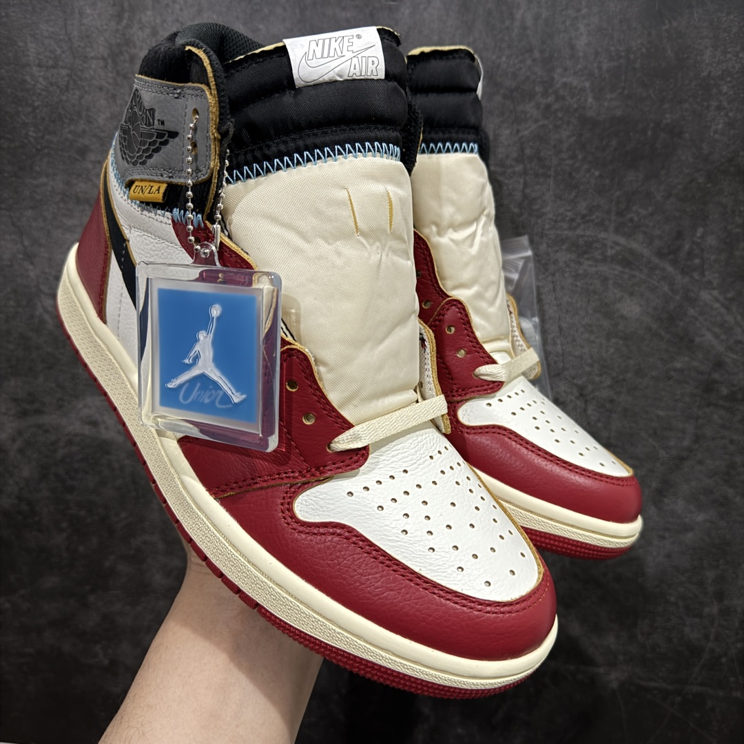 【OG版】Union x Air Jordan 1 Retro High AJ1 乔1影子芝加哥 高帮篮球鞋 HV8563-600 原装纸板原楦开发 极致鞋型一眼正即视感 #独家私模原档案开模，自动区别市面版本 #全鞋采用东莞头层皮，用料绝不含糊 #飞翼3D高频立体感十足 细节全方面到位 #全鞋电脑车线 顶级工艺 完美清洁度  鞋身整体以白色为主色调，在框架部分采用红色呈现，营造出经典的\\\”Chicago\\\”配色氛围。鞋帮部分延续了初代Union联名的设计，采用了特殊的\\\”缝合\\\”工艺打造。  尺码：36 36.5 37.5 38 38.5 39 40 40.5 41 42 42.5 43 44 44.5 45 46 47.5-选品中心