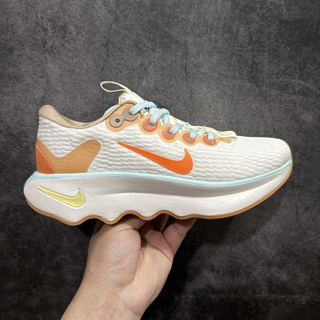 【公司级】NK Motiva 莫提瓦系列 低帮轻量减震回弹休闲运动慢跑鞋 FN8887-181 NK 除了众多深入人心的经典鞋型外,还经常在设计和科技方面不断尝试创新,带来不少新颖设计。最近就有双新鞋让人眼前一亮,Nike 研发团队通过对近千名女性的步行和跑步数据进行研究,为女性带来全新 Nike Motiva 鞋款,简直就是健身压马路神器。Motiva 从鞋型设计到科技配置都充分考虑女性脚型的大数据。加宽的前掌及足弓,进一步提升双脚与鞋款的贴合度和舒适感。简约流畅的鞋身轮廓,采用淡雅纹理的编织材质覆盖,兼顾出色的轻质表现及透气性。鞋舌连接前掌半内靴设计,带来更加充分舒适的包裹感。鞋提上 Nike Swoosh 串标完美契合「波浪大底」设计,让视觉上更为新颖时尚。除此之外,鞋领四周围绕柔软泡绵填充,保证脚踝处的亲肤贴合,带来稳固牢靠的舒适体验。 尺码:36 36.5 37.5 38 38.5 39 40 40.5 41 42 42.5 43 44 44.5 45-选品中心