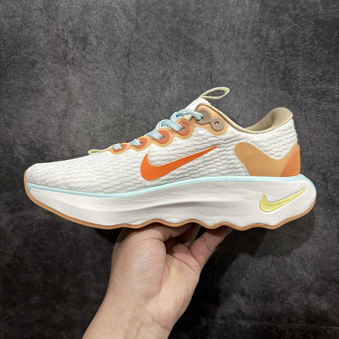 图片[2]-【公司级】NK Motiva 莫提瓦系列 低帮轻量减震回弹休闲运动慢跑鞋 FN8887-181 NK 除了众多深入人心的经典鞋型外，还经常在设计和科技方面不断尝试创新，带来不少新颖设计。最近就有双新鞋让人眼前一亮，Nike 研发团队通过对近千名女性的步行和跑步数据进行研究，为女性带来全新 Nike Motiva 鞋款，简直就是健身压马路神器。Motiva 从鞋型设计到科技配置都充分考虑女性脚型的大数据。加宽的前掌及足弓，进一步提升双脚与鞋款的贴合度和舒适感。简约流畅的鞋身轮廓，采用淡雅纹理的编织材质覆盖，兼顾出色的轻质表现及透气性。鞋舌连接前掌半内靴设计，带来更加充分舒适的包裹感。鞋提上 Nike Swoosh 串标完美契合「波浪大底」设计，让视觉上更为新颖时尚。除此之外，鞋领四周围绕柔软泡绵填充，保证脚踝处的亲肤贴合，带来稳固牢靠的舒适体验。 尺码：36 36.5 37.5 38 38.5 39 40 40.5 41 42 42.5 43 44 44.5 45-选品中心