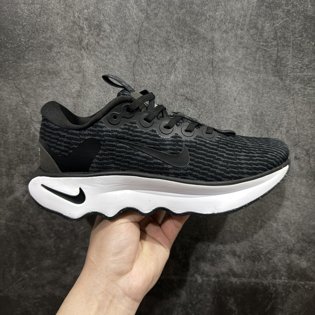 【公司级】NK Motiva 莫提瓦系列 低帮轻量减震回弹休闲运动慢跑鞋 DV1237-001 NK 除了众多深入人心的经典鞋型外，还经常在设计和科技方面不断尝试创新，带来不少新颖设计。最近就有双新鞋让人眼前一亮，Nike 研发团队通过对近千名女性的步行和跑步数据进行研究，为女性带来全新 Nike Motiva 鞋款，简直就是健身压马路神器。Motiva 从鞋型设计到科技配置都充分考虑女性脚型的大数据。加宽的前掌及足弓，进一步提升双脚与鞋款的贴合度和舒适感。简约流畅的鞋身轮廓，采用淡雅纹理的编织材质覆盖，兼顾出色的轻质表现及透气性。鞋舌连接前掌半内靴设计，带来更加充分舒适的包裹感。鞋提上 Nike Swoosh 串标完美契合「波浪大底」设计，让视觉上更为新颖时尚。除此之外，鞋领四周围绕柔软泡绵填充，保证脚踝处的亲肤贴合，带来稳固牢靠的舒适体验。 尺码：36 36.5 37.5 38 38.5 39 40 40.5 41 42 42.5 43 44 44.5 45-选品中心