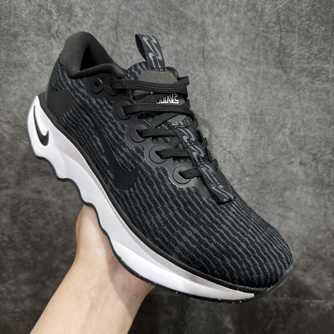 图片[3]-【公司级】NK Motiva 莫提瓦系列 低帮轻量减震回弹休闲运动慢跑鞋 DV1237-001 NK 除了众多深入人心的经典鞋型外，还经常在设计和科技方面不断尝试创新，带来不少新颖设计。最近就有双新鞋让人眼前一亮，Nike 研发团队通过对近千名女性的步行和跑步数据进行研究，为女性带来全新 Nike Motiva 鞋款，简直就是健身压马路神器。Motiva 从鞋型设计到科技配置都充分考虑女性脚型的大数据。加宽的前掌及足弓，进一步提升双脚与鞋款的贴合度和舒适感。简约流畅的鞋身轮廓，采用淡雅纹理的编织材质覆盖，兼顾出色的轻质表现及透气性。鞋舌连接前掌半内靴设计，带来更加充分舒适的包裹感。鞋提上 Nike Swoosh 串标完美契合「波浪大底」设计，让视觉上更为新颖时尚。除此之外，鞋领四周围绕柔软泡绵填充，保证脚踝处的亲肤贴合，带来稳固牢靠的舒适体验。 尺码：36 36.5 37.5 38 38.5 39 40 40.5 41 42 42.5 43 44 44.5 45-选品中心