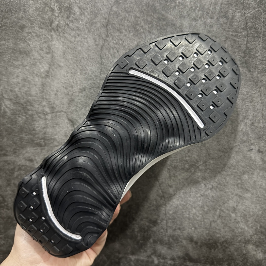 图片[9]-【公司级】NK Motiva 莫提瓦系列 低帮轻量减震回弹休闲运动慢跑鞋 DV1237-001 NK 除了众多深入人心的经典鞋型外，还经常在设计和科技方面不断尝试创新，带来不少新颖设计。最近就有双新鞋让人眼前一亮，Nike 研发团队通过对近千名女性的步行和跑步数据进行研究，为女性带来全新 Nike Motiva 鞋款，简直就是健身压马路神器。Motiva 从鞋型设计到科技配置都充分考虑女性脚型的大数据。加宽的前掌及足弓，进一步提升双脚与鞋款的贴合度和舒适感。简约流畅的鞋身轮廓，采用淡雅纹理的编织材质覆盖，兼顾出色的轻质表现及透气性。鞋舌连接前掌半内靴设计，带来更加充分舒适的包裹感。鞋提上 Nike Swoosh 串标完美契合「波浪大底」设计，让视觉上更为新颖时尚。除此之外，鞋领四周围绕柔软泡绵填充，保证脚踝处的亲肤贴合，带来稳固牢靠的舒适体验。 尺码：36 36.5 37.5 38 38.5 39 40 40.5 41 42 42.5 43 44 44.5 45-选品中心