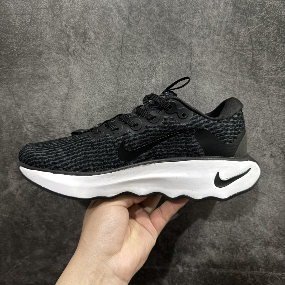 图片[2]-【公司级】NK Motiva 莫提瓦系列 低帮轻量减震回弹休闲运动慢跑鞋 DV1237-001 NK 除了众多深入人心的经典鞋型外，还经常在设计和科技方面不断尝试创新，带来不少新颖设计。最近就有双新鞋让人眼前一亮，Nike 研发团队通过对近千名女性的步行和跑步数据进行研究，为女性带来全新 Nike Motiva 鞋款，简直就是健身压马路神器。Motiva 从鞋型设计到科技配置都充分考虑女性脚型的大数据。加宽的前掌及足弓，进一步提升双脚与鞋款的贴合度和舒适感。简约流畅的鞋身轮廓，采用淡雅纹理的编织材质覆盖，兼顾出色的轻质表现及透气性。鞋舌连接前掌半内靴设计，带来更加充分舒适的包裹感。鞋提上 Nike Swoosh 串标完美契合「波浪大底」设计，让视觉上更为新颖时尚。除此之外，鞋领四周围绕柔软泡绵填充，保证脚踝处的亲肤贴合，带来稳固牢靠的舒适体验。 尺码：36 36.5 37.5 38 38.5 39 40 40.5 41 42 42.5 43 44 44.5 45-选品中心