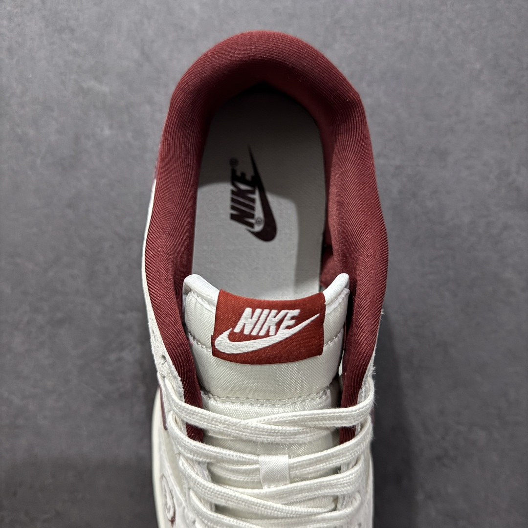  
Nk SB Dunk Low TS x 斯图西三方联名 猪八红勾 周年高端定制 低帮休闲板鞋 KK1