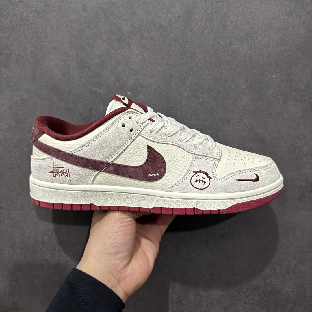  
Nk SB Dunk Low TS x 斯图西三方联名 猪八红勾 周年高端定制 低帮休闲板鞋 KK1