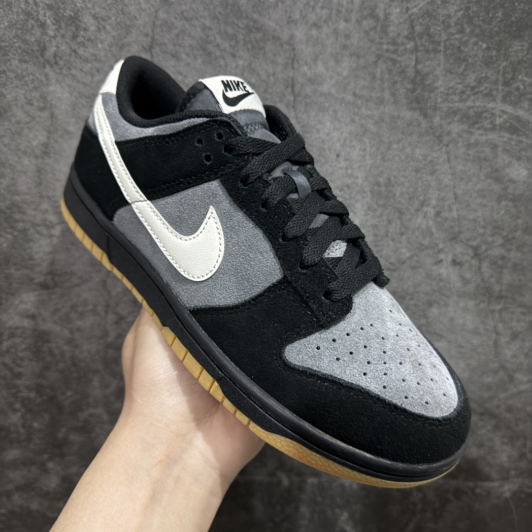 图片[3]-【KZ纯原】NK Dunk Low 黑灰 HQ1931-001 实力大厂出品 新配色陆续开发 全套原纸板楦头开发 确保原汁原味 完美呈现DUNK版型 一比一鞋头弧度高度鞋身弧度 此版本只针对中端市场 皮料材质有所更替 其他数据细节工艺流程均保持一致 绝不口嗨 细节品控鞋型随意对比 独家私模官方第六代原厂航空铝磨具打磨大底 鞋头坡度极致还原 无解鞋型 原盒原配 圈内天花板工艺 原厂玻璃冲刀 超高清洁度 全鞋零毛边皮料切割 原厂中底布点胶 中底布拉帮走线遵循公司 尺码：36 36.5 37.5 38 38.5 39 40 40.5 41 42 42.5 43 44 44.5 45 46 47.5 48.5-选品中心