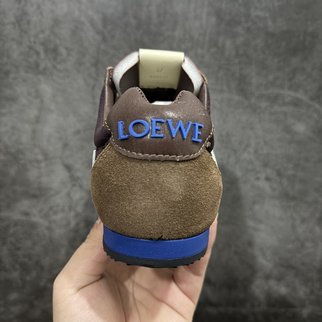 图片[4]-【YH纯原】罗意威LOEWE 2025 | Ballet Runner2.0 新款芭蕾舞鞋 超级棒 不对称鞋头造型，作为LOEWE的标志性设计 超柔软，轻便且灵活的鞋底，新的波浪纹理橡胶外底，延伸至鞋头，升级的柔软皮革内衬和鞋床，提供最大舒适感，后跟有3D注塑橡胶徽标，真皮和皮料混搭彰显复古风格 内增高拼色德训鞋 阿甘鞋 小白鞋 拼色拼接鞋面 非常高级隐藏式小内增高 脚后跟设计新颖 柔软舒适 会被评为年度最舒适的暴走鞋 如履平地 原版细节 鞋面由进口麂皮 牛皮 原版布拼接 牛皮垫脚 原版定制磨具组合大底 原盒包装 内娱明星杨幂等众多同款上脚 小红书 一系列素材图 极具爆款。 尺码 36-40-选品中心