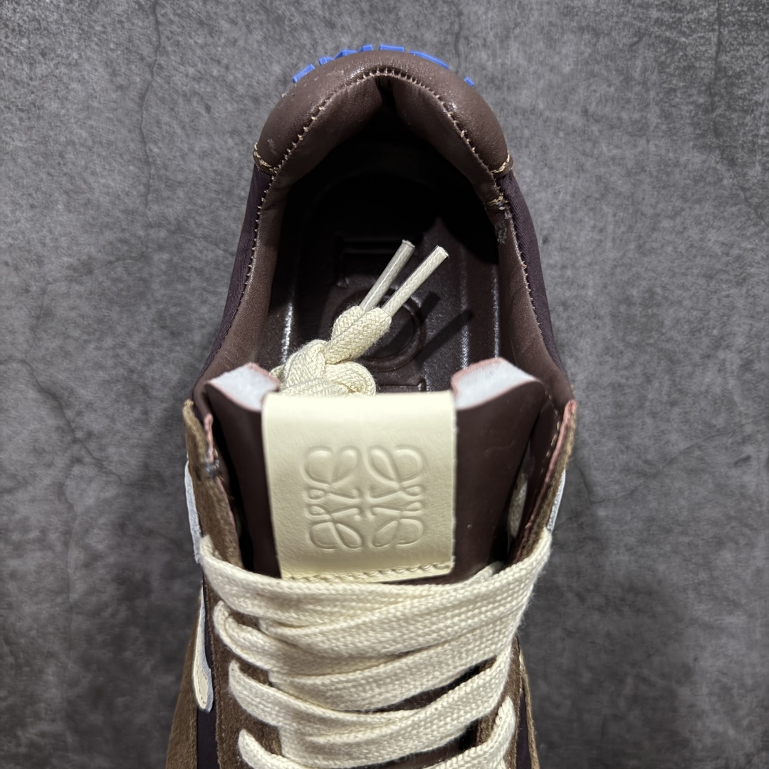 图片[8]-【YH纯原】罗意威LOEWE 2025 | Ballet Runner2.0 新款芭蕾舞鞋 超级棒 不对称鞋头造型，作为LOEWE的标志性设计 超柔软，轻便且灵活的鞋底，新的波浪纹理橡胶外底，延伸至鞋头，升级的柔软皮革内衬和鞋床，提供最大舒适感，后跟有3D注塑橡胶徽标，真皮和皮料混搭彰显复古风格 内增高拼色德训鞋 阿甘鞋 小白鞋 拼色拼接鞋面 非常高级隐藏式小内增高 脚后跟设计新颖 柔软舒适 会被评为年度最舒适的暴走鞋 如履平地 原版细节 鞋面由进口麂皮 牛皮 原版布拼接 牛皮垫脚 原版定制磨具组合大底 原盒包装 内娱明星杨幂等众多同款上脚 小红书 一系列素材图 极具爆款。 尺码 36-40-选品中心