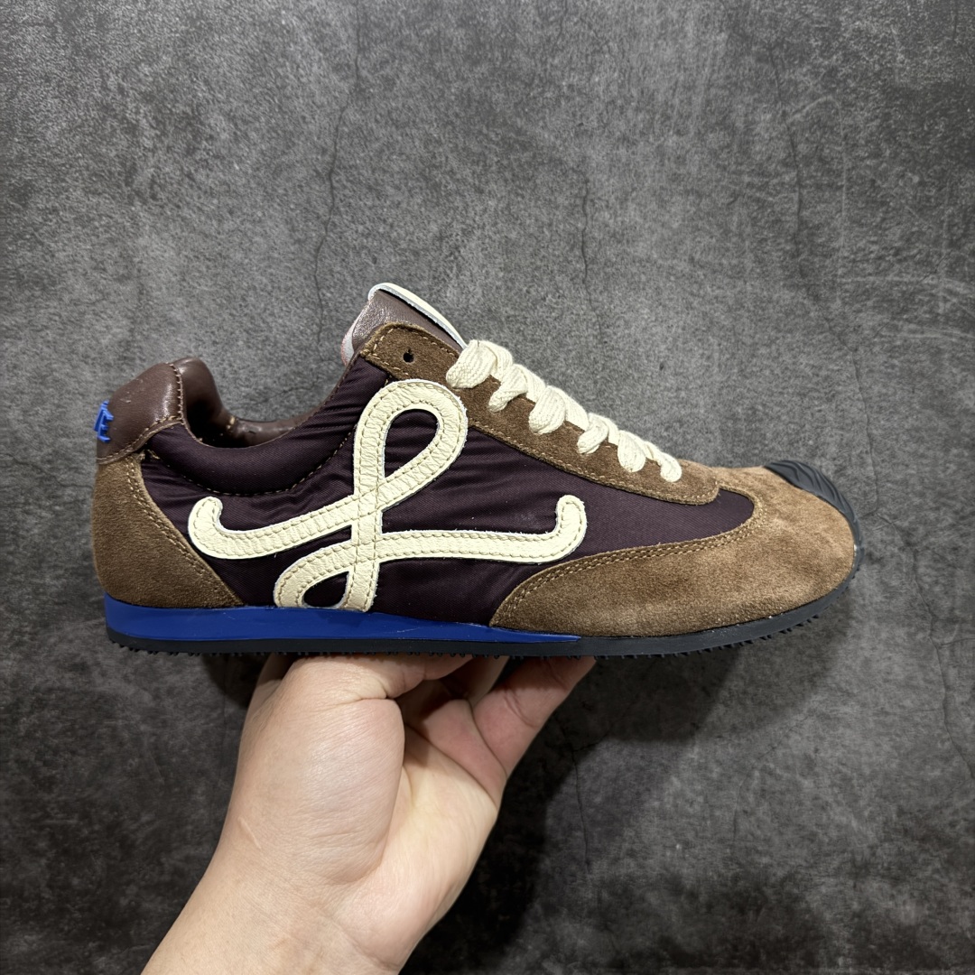 【YH纯原】罗意威LOEWE 2025 | Ballet Runner2.0 新款芭蕾舞鞋 超级棒 不对称鞋头造型,作为LOEWE的标志性设计 超柔软,轻便且灵活的鞋底,新的波浪纹理橡胶外底,延伸至鞋头,升级的柔软皮革内衬和鞋床,提供最大舒适感,后跟有3D注塑橡胶徽标,真皮和皮料混搭彰显复古风格 内增高拼色德训鞋 阿甘鞋 小白鞋 拼色拼接鞋面 非常高级隐藏式小内增高 脚后跟设计新颖 柔软舒适 会被评为年度最舒适的暴走鞋 如履平地 原版细节 鞋面由进口麂皮 牛皮 原版布拼接 牛皮垫脚 原版定制磨具组合大底 原盒包装 内娱明星杨幂等众多同款上脚 小红书 一系列素材图 极具爆款。 尺码 36-40-选品中心