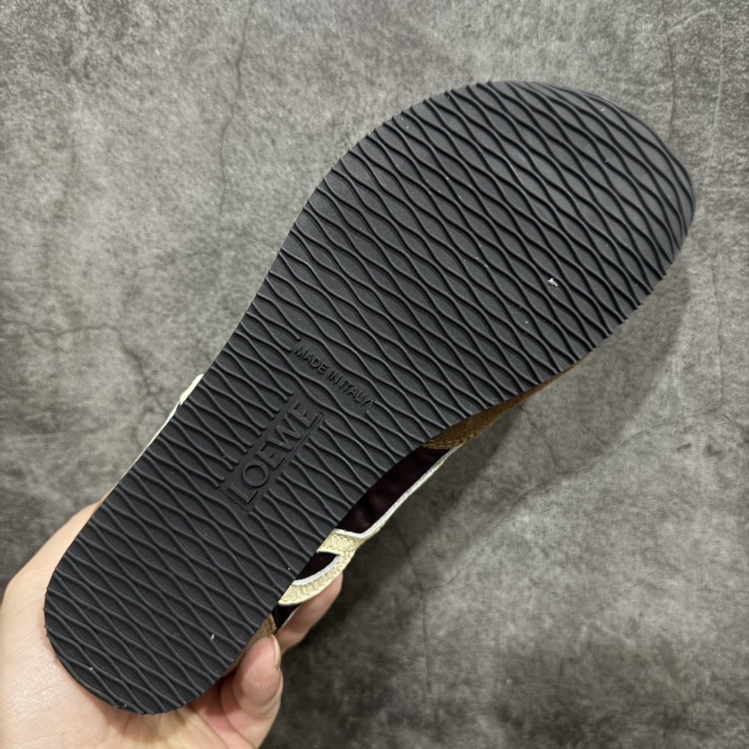 图片[9]-【YH纯原】罗意威LOEWE 2025 | Ballet Runner2.0 新款芭蕾舞鞋 超级棒 不对称鞋头造型，作为LOEWE的标志性设计 超柔软，轻便且灵活的鞋底，新的波浪纹理橡胶外底，延伸至鞋头，升级的柔软皮革内衬和鞋床，提供最大舒适感，后跟有3D注塑橡胶徽标，真皮和皮料混搭彰显复古风格 内增高拼色德训鞋 阿甘鞋 小白鞋 拼色拼接鞋面 非常高级隐藏式小内增高 脚后跟设计新颖 柔软舒适 会被评为年度最舒适的暴走鞋 如履平地 原版细节 鞋面由进口麂皮 牛皮 原版布拼接 牛皮垫脚 原版定制磨具组合大底 原盒包装 内娱明星杨幂等众多同款上脚 小红书 一系列素材图 极具爆款。 尺码 36-40-选品中心