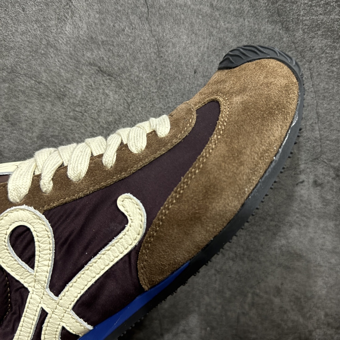 图片[6]-【YH纯原】罗意威LOEWE 2025 | Ballet Runner2.0 新款芭蕾舞鞋 超级棒 不对称鞋头造型，作为LOEWE的标志性设计 超柔软，轻便且灵活的鞋底，新的波浪纹理橡胶外底，延伸至鞋头，升级的柔软皮革内衬和鞋床，提供最大舒适感，后跟有3D注塑橡胶徽标，真皮和皮料混搭彰显复古风格 内增高拼色德训鞋 阿甘鞋 小白鞋 拼色拼接鞋面 非常高级隐藏式小内增高 脚后跟设计新颖 柔软舒适 会被评为年度最舒适的暴走鞋 如履平地 原版细节 鞋面由进口麂皮 牛皮 原版布拼接 牛皮垫脚 原版定制磨具组合大底 原盒包装 内娱明星杨幂等众多同款上脚 小红书 一系列素材图 极具爆款。 尺码 36-40-选品中心