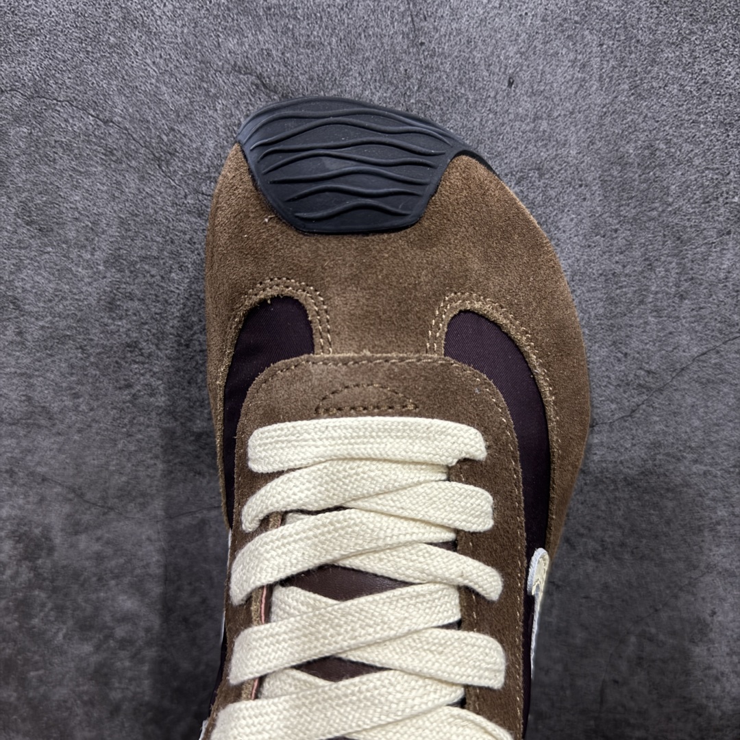 图片[5]-【YH纯原】罗意威LOEWE 2025 | Ballet Runner2.0 新款芭蕾舞鞋 超级棒 不对称鞋头造型，作为LOEWE的标志性设计 超柔软，轻便且灵活的鞋底，新的波浪纹理橡胶外底，延伸至鞋头，升级的柔软皮革内衬和鞋床，提供最大舒适感，后跟有3D注塑橡胶徽标，真皮和皮料混搭彰显复古风格 内增高拼色德训鞋 阿甘鞋 小白鞋 拼色拼接鞋面 非常高级隐藏式小内增高 脚后跟设计新颖 柔软舒适 会被评为年度最舒适的暴走鞋 如履平地 原版细节 鞋面由进口麂皮 牛皮 原版布拼接 牛皮垫脚 原版定制磨具组合大底 原盒包装 内娱明星杨幂等众多同款上脚 小红书 一系列素材图 极具爆款。 尺码 36-40-选品中心