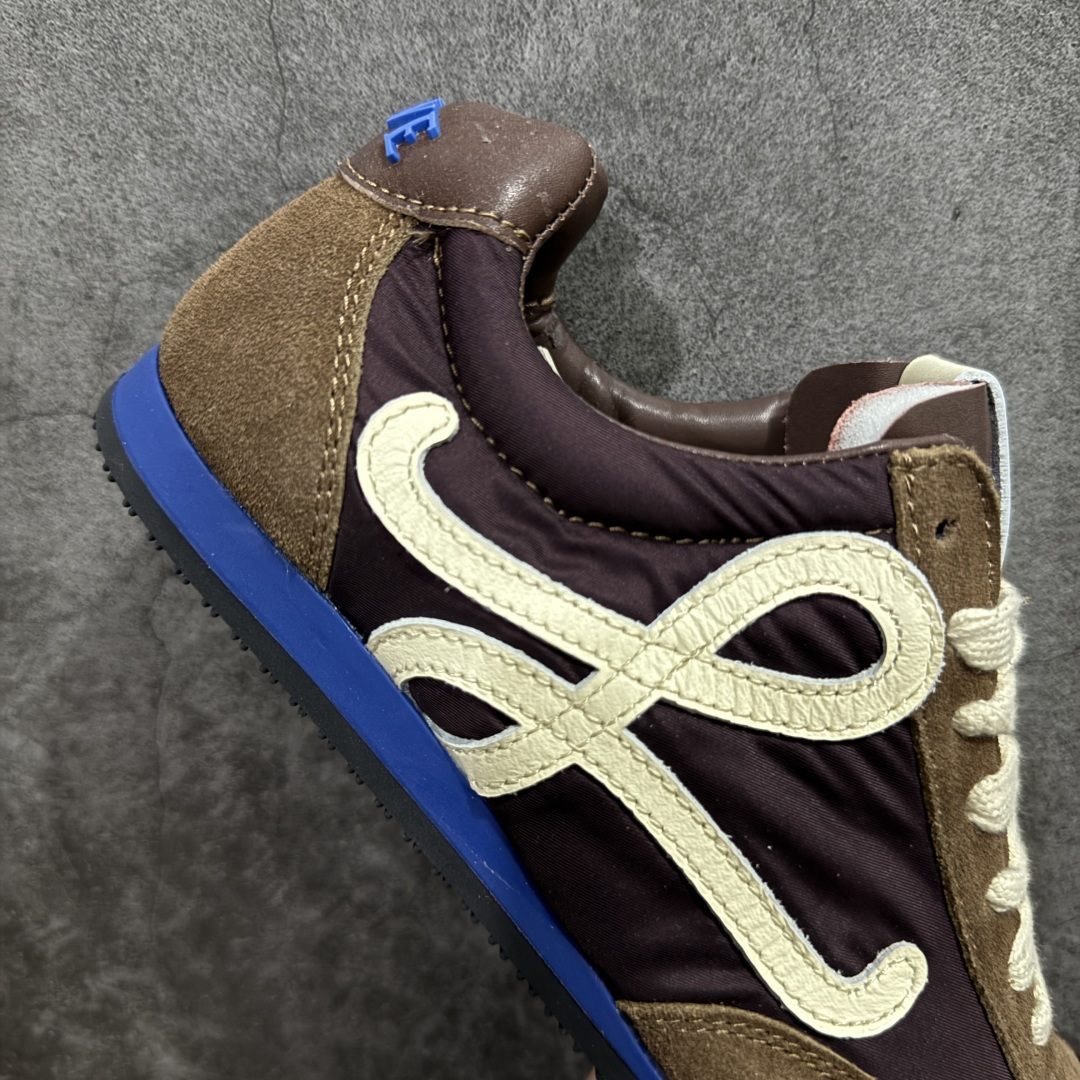 图片[7]-【YH纯原】罗意威LOEWE 2025 | Ballet Runner2.0 新款芭蕾舞鞋 超级棒 不对称鞋头造型，作为LOEWE的标志性设计 超柔软，轻便且灵活的鞋底，新的波浪纹理橡胶外底，延伸至鞋头，升级的柔软皮革内衬和鞋床，提供最大舒适感，后跟有3D注塑橡胶徽标，真皮和皮料混搭彰显复古风格 内增高拼色德训鞋 阿甘鞋 小白鞋 拼色拼接鞋面 非常高级隐藏式小内增高 脚后跟设计新颖 柔软舒适 会被评为年度最舒适的暴走鞋 如履平地 原版细节 鞋面由进口麂皮 牛皮 原版布拼接 牛皮垫脚 原版定制磨具组合大底 原盒包装 内娱明星杨幂等众多同款上脚 小红书 一系列素材图 极具爆款。 尺码 36-40-选品中心