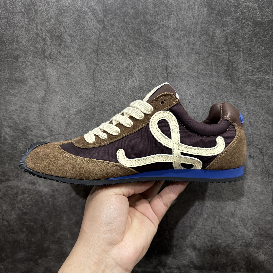 图片[2]-【YH纯原】罗意威LOEWE 2025 | Ballet Runner2.0 新款芭蕾舞鞋 超级棒 不对称鞋头造型，作为LOEWE的标志性设计 超柔软，轻便且灵活的鞋底，新的波浪纹理橡胶外底，延伸至鞋头，升级的柔软皮革内衬和鞋床，提供最大舒适感，后跟有3D注塑橡胶徽标，真皮和皮料混搭彰显复古风格 内增高拼色德训鞋 阿甘鞋 小白鞋 拼色拼接鞋面 非常高级隐藏式小内增高 脚后跟设计新颖 柔软舒适 会被评为年度最舒适的暴走鞋 如履平地 原版细节 鞋面由进口麂皮 牛皮 原版布拼接 牛皮垫脚 原版定制磨具组合大底 原盒包装 内娱明星杨幂等众多同款上脚 小红书 一系列素材图 极具爆款。 尺码 36-40-选品中心