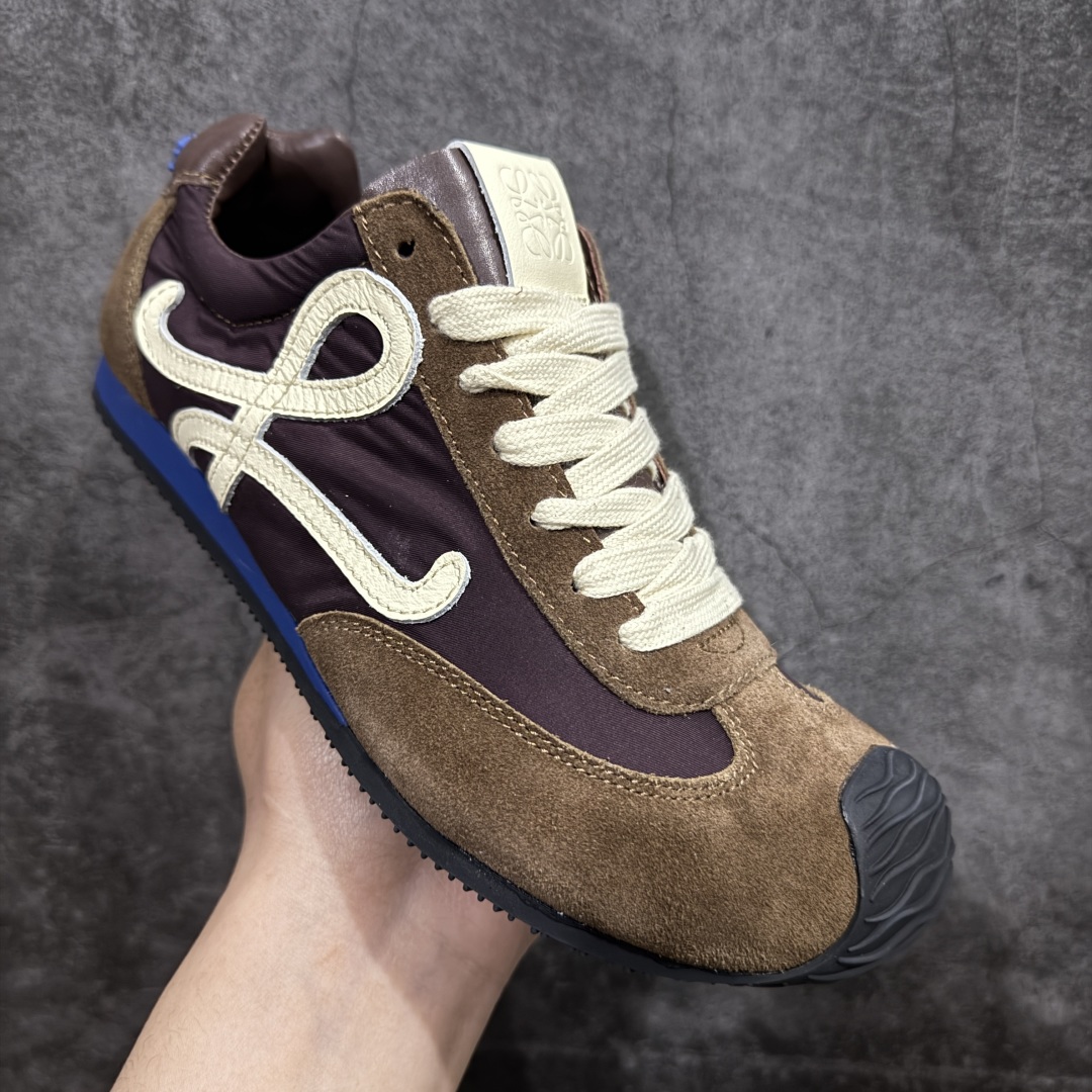 图片[3]-【YH纯原】罗意威LOEWE 2025 | Ballet Runner2.0 新款芭蕾舞鞋 超级棒 不对称鞋头造型，作为LOEWE的标志性设计 超柔软，轻便且灵活的鞋底，新的波浪纹理橡胶外底，延伸至鞋头，升级的柔软皮革内衬和鞋床，提供最大舒适感，后跟有3D注塑橡胶徽标，真皮和皮料混搭彰显复古风格 内增高拼色德训鞋 阿甘鞋 小白鞋 拼色拼接鞋面 非常高级隐藏式小内增高 脚后跟设计新颖 柔软舒适 会被评为年度最舒适的暴走鞋 如履平地 原版细节 鞋面由进口麂皮 牛皮 原版布拼接 牛皮垫脚 原版定制磨具组合大底 原盒包装 内娱明星杨幂等众多同款上脚 小红书 一系列素材图 极具爆款。 尺码 36-40-选品中心