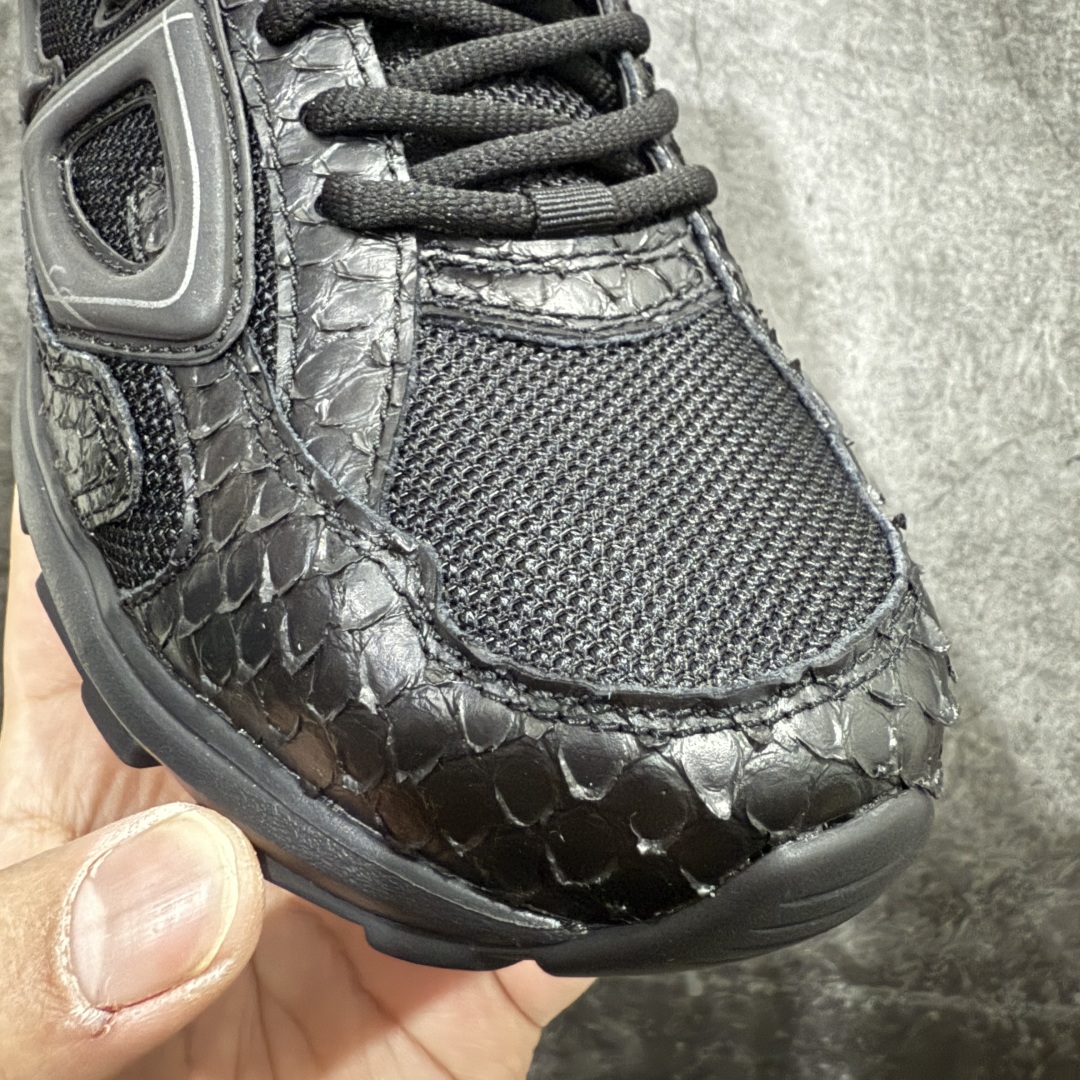 图片[5]-【总裁版】Dior B30 迪奥网眼织物低帮运动休闲鞋 蛇年限定 蛇纹 原版开模 海淘专供品质同渠道货源 全套专柜原装配件 该款系列采用黑网色眼织物白和色科技料面精心制 作饰以反光“CD30”图形标志 外格轻盈的刻雕效果橡胶鞋搭底配标志性点的缀提升格调 内弹部力细节塑造想理的舒适穿着体验可与各休式闲造型配搭 彰显尚时现代的运风动范 正常尺码：39 40 41 42 43 44 45-选品中心