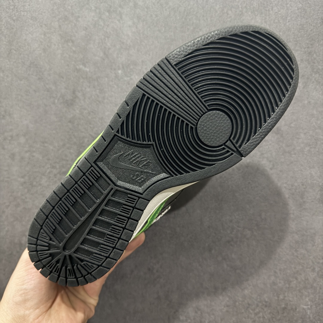  
【定制版】耐克Nike SB Dunk Low Pro 扣篮系列复古低帮休闲运动滑板板鞋。采用脚感柔