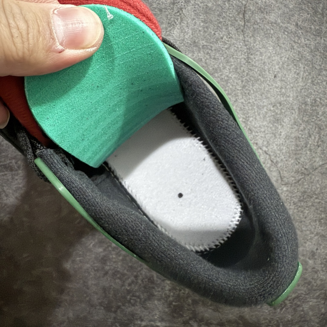图片[8]-【纯原版】Air Jordan AJ4 RM 重置 重制版低帮复古篮球鞋 黑绿FQ7939-003 采用了低帮的设计 并保留了众多AJ4的经典元素 鞋身以皮革、麂皮材质拼接打造 AJ4经典的TPU材质延伸至后跟 增强鞋款稳定性 而鞋身侧面的网格设计则被取消 尾部的NIKE AIR标志也得到保留 并同时带有飞人logo 中底部分同样搭载了可视AIR气垫 鞋底采用米白色中底和外底呈现 为整个设计收尾 尺码：36 36.5 37.5 38 38.5 39 40 40.5 41 42 42.5 43 44 44.5 45 46 47.5-选品中心
