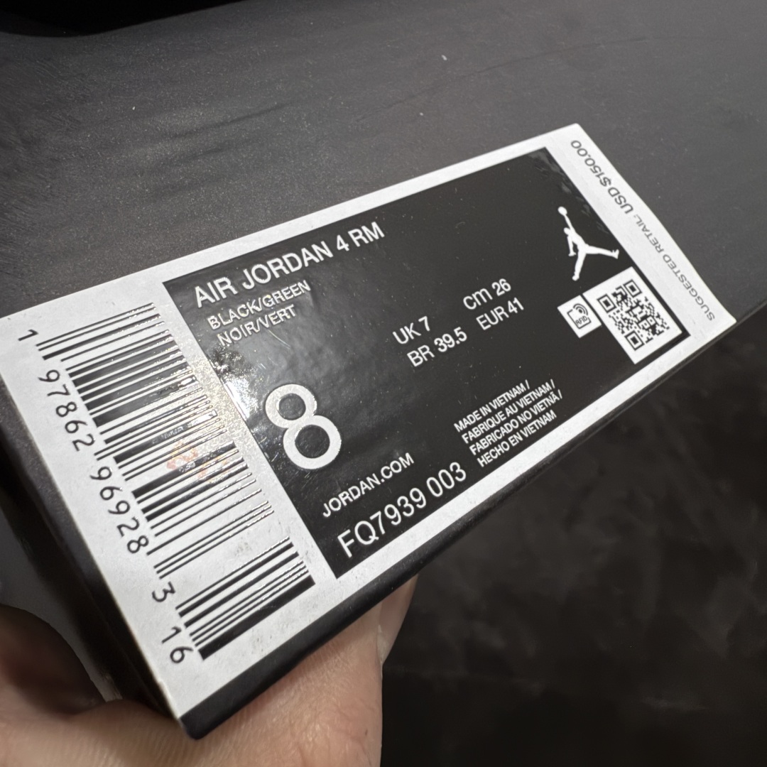 图片[9]-【纯原版】Air Jordan AJ4 RM 重置 重制版低帮复古篮球鞋 黑绿FQ7939-003 采用了低帮的设计 并保留了众多AJ4的经典元素 鞋身以皮革、麂皮材质拼接打造 AJ4经典的TPU材质延伸至后跟 增强鞋款稳定性 而鞋身侧面的网格设计则被取消 尾部的NIKE AIR标志也得到保留 并同时带有飞人logo 中底部分同样搭载了可视AIR气垫 鞋底采用米白色中底和外底呈现 为整个设计收尾 尺码：36 36.5 37.5 38 38.5 39 40 40.5 41 42 42.5 43 44 44.5 45 46 47.5-选品中心