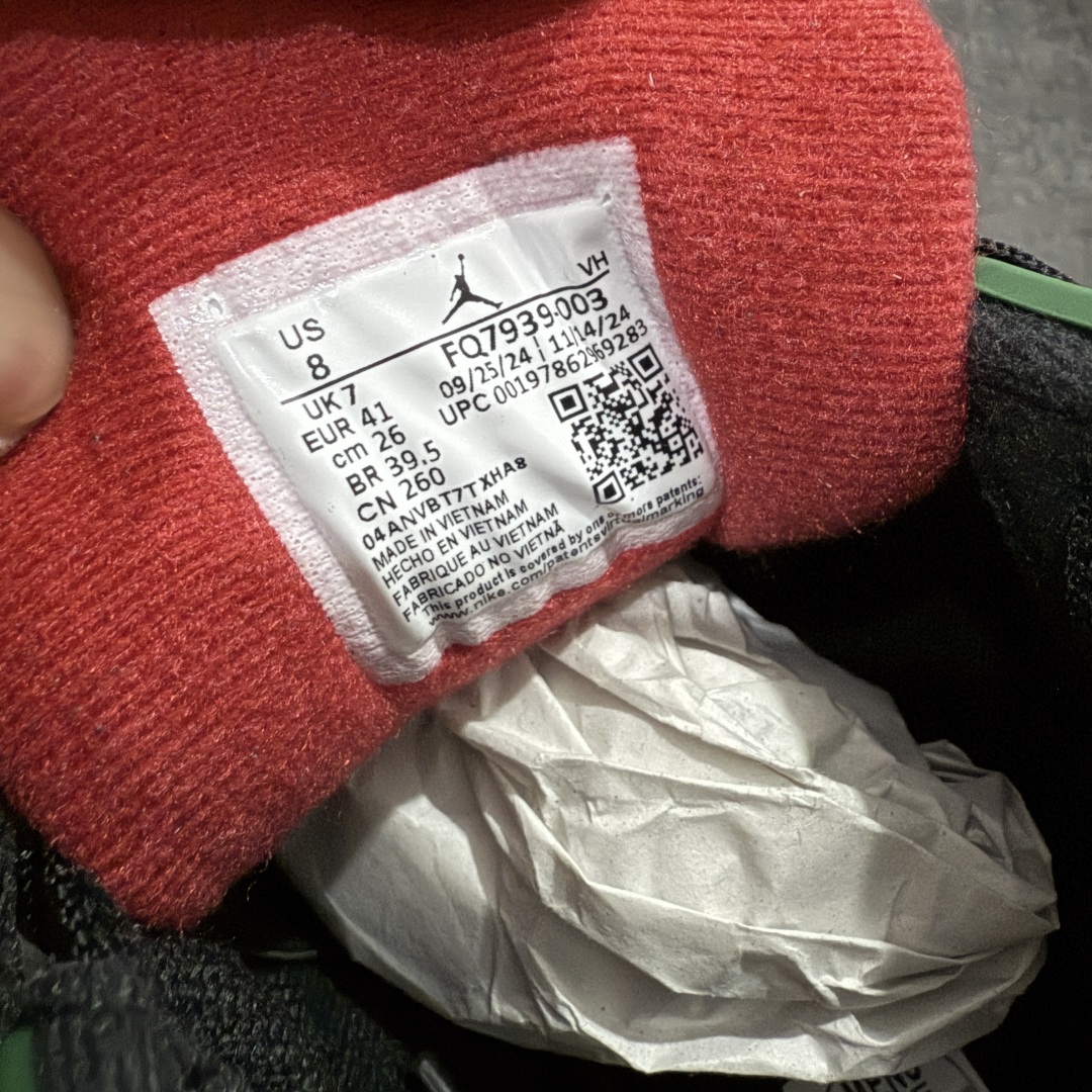 图片[6]-【纯原版】Air Jordan AJ4 RM 重置 重制版低帮复古篮球鞋 黑绿FQ7939-003 采用了低帮的设计 并保留了众多AJ4的经典元素 鞋身以皮革、麂皮材质拼接打造 AJ4经典的TPU材质延伸至后跟 增强鞋款稳定性 而鞋身侧面的网格设计则被取消 尾部的NIKE AIR标志也得到保留 并同时带有飞人logo 中底部分同样搭载了可视AIR气垫 鞋底采用米白色中底和外底呈现 为整个设计收尾 尺码：36 36.5 37.5 38 38.5 39 40 40.5 41 42 42.5 43 44 44.5 45 46 47.5-选品中心