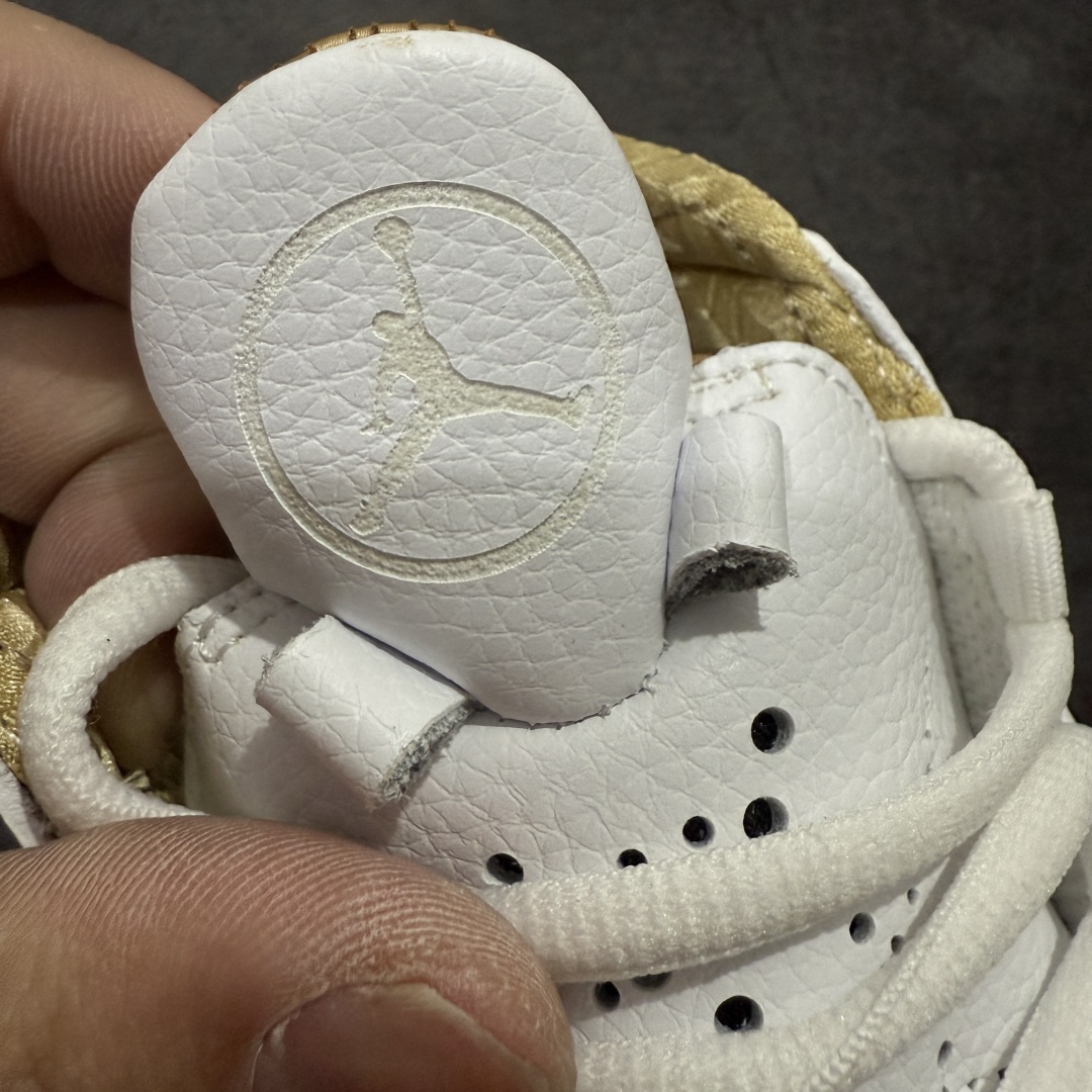 图片[5]-【外贸版】Air Jordan 23 乔丹 AJ23代 白金 货号：853336-123 鞋身采用黑白红的配色方案，大面积的黑色皮革鞋身银色车线结合，带来奢华的质感以及震撼的视觉冲击，通过鞋身中部银色车线映出中底红色TPU包裹框架，加上鞋头延伸至鞋舌上白色斑点点缀，整体既吸睛又耐看；鞋舌上Jumpman Logo辅以雕刻呈现，鞋帮处采用编织织物，是整双鞋的亮点之一。 尺码：40 40.5 41 42 42.5 43 44 44.5 45 46 47.5-选品中心