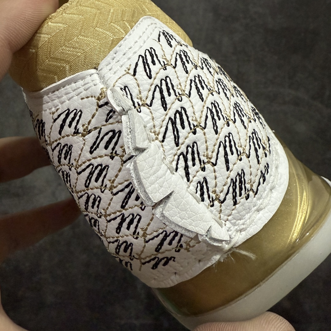 图片[2]-【外贸版】Air Jordan 23 乔丹 AJ23代 白金 货号：853336-123 鞋身采用黑白红的配色方案，大面积的黑色皮革鞋身银色车线结合，带来奢华的质感以及震撼的视觉冲击，通过鞋身中部银色车线映出中底红色TPU包裹框架，加上鞋头延伸至鞋舌上白色斑点点缀，整体既吸睛又耐看；鞋舌上Jumpman Logo辅以雕刻呈现，鞋帮处采用编织织物，是整双鞋的亮点之一。 尺码：40 40.5 41 42 42.5 43 44 44.5 45 46 47.5-选品中心