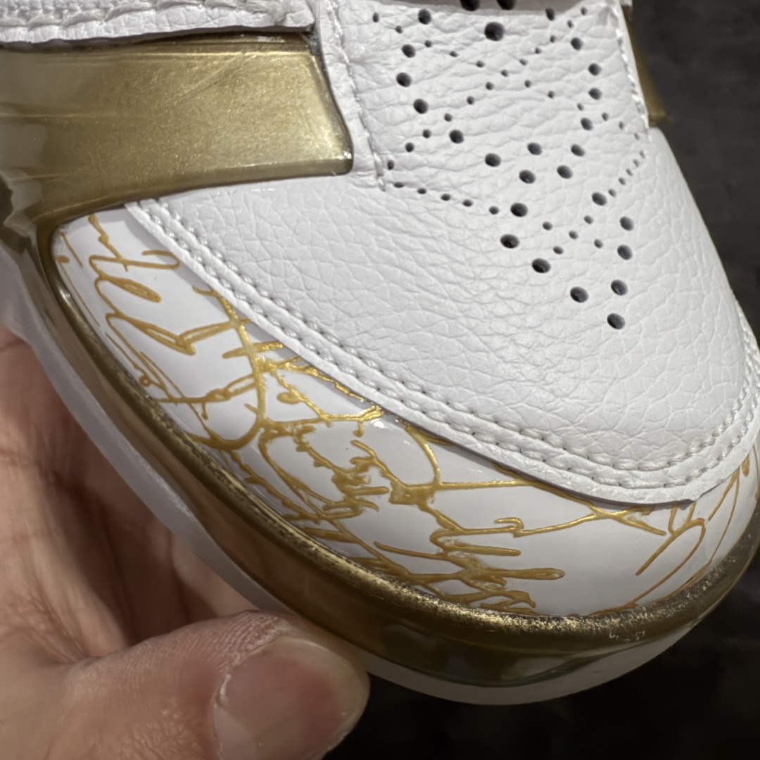 图片[4]-【外贸版】Air Jordan 23 乔丹 AJ23代 白金 货号：853336-123 鞋身采用黑白红的配色方案，大面积的黑色皮革鞋身银色车线结合，带来奢华的质感以及震撼的视觉冲击，通过鞋身中部银色车线映出中底红色TPU包裹框架，加上鞋头延伸至鞋舌上白色斑点点缀，整体既吸睛又耐看；鞋舌上Jumpman Logo辅以雕刻呈现，鞋帮处采用编织织物，是整双鞋的亮点之一。 尺码：40 40.5 41 42 42.5 43 44 44.5 45 46 47.5-选品中心