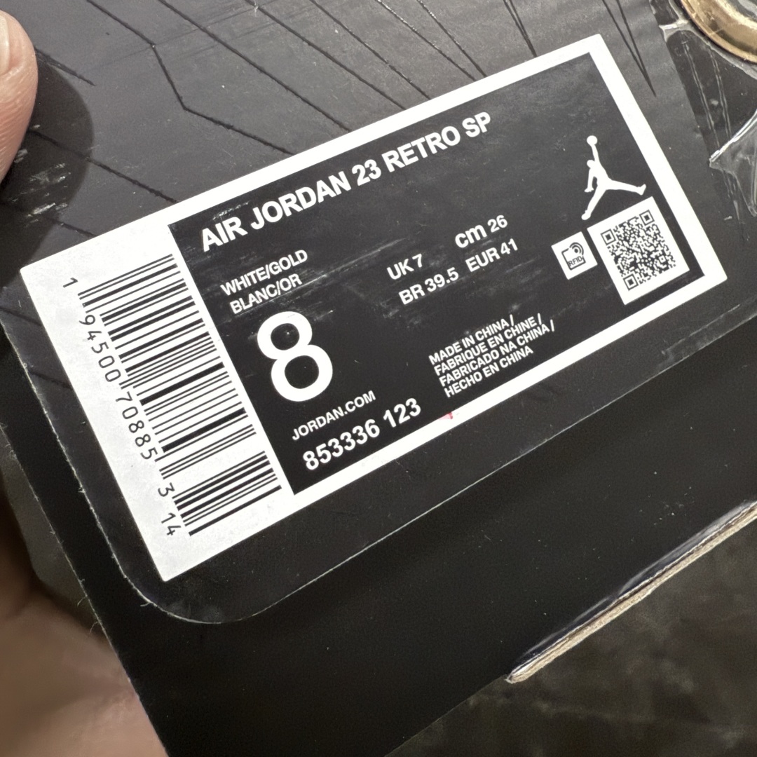 图片[9]-【外贸版】Air Jordan 23 乔丹 AJ23代 白金 货号：853336-123 鞋身采用黑白红的配色方案，大面积的黑色皮革鞋身银色车线结合，带来奢华的质感以及震撼的视觉冲击，通过鞋身中部银色车线映出中底红色TPU包裹框架，加上鞋头延伸至鞋舌上白色斑点点缀，整体既吸睛又耐看；鞋舌上Jumpman Logo辅以雕刻呈现，鞋帮处采用编织织物，是整双鞋的亮点之一。 尺码：40 40.5 41 42 42.5 43 44 44.5 45 46 47.5-选品中心