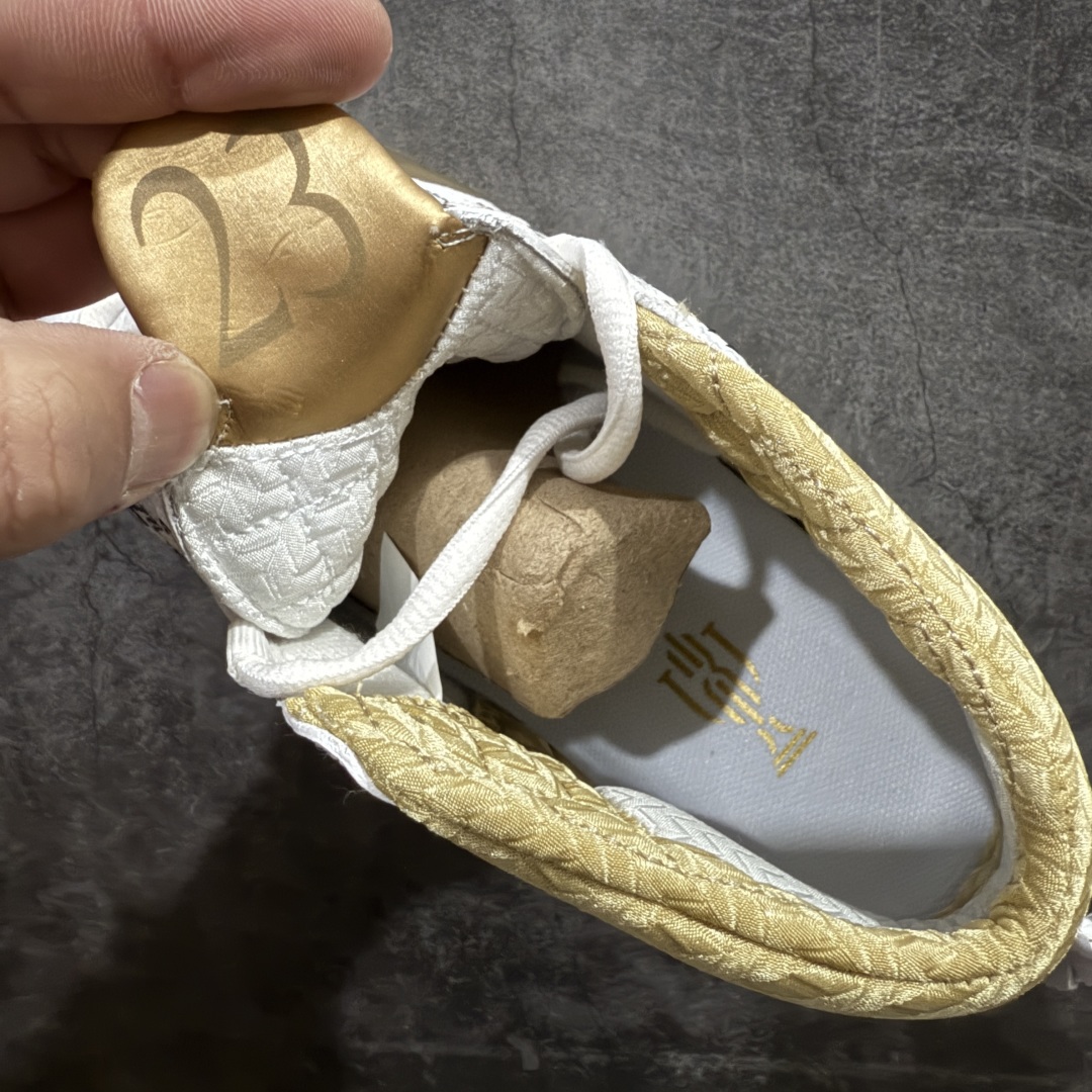 图片[6]-【外贸版】Air Jordan 23 乔丹 AJ23代 白金 货号：853336-123 鞋身采用黑白红的配色方案，大面积的黑色皮革鞋身银色车线结合，带来奢华的质感以及震撼的视觉冲击，通过鞋身中部银色车线映出中底红色TPU包裹框架，加上鞋头延伸至鞋舌上白色斑点点缀，整体既吸睛又耐看；鞋舌上Jumpman Logo辅以雕刻呈现，鞋帮处采用编织织物，是整双鞋的亮点之一。 尺码：40 40.5 41 42 42.5 43 44 44.5 45 46 47.5-选品中心