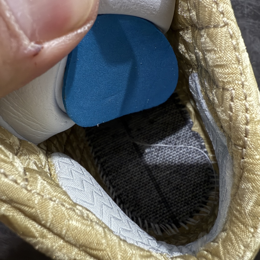 图片[7]-【外贸版】Air Jordan 23 乔丹 AJ23代 白金 货号：853336-123 鞋身采用黑白红的配色方案，大面积的黑色皮革鞋身银色车线结合，带来奢华的质感以及震撼的视觉冲击，通过鞋身中部银色车线映出中底红色TPU包裹框架，加上鞋头延伸至鞋舌上白色斑点点缀，整体既吸睛又耐看；鞋舌上Jumpman Logo辅以雕刻呈现，鞋帮处采用编织织物，是整双鞋的亮点之一。 尺码：40 40.5 41 42 42.5 43 44 44.5 45 46 47.5-选品中心