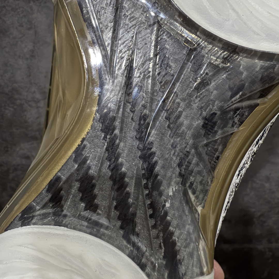 图片[8]-【外贸版】Air Jordan 23 乔丹 AJ23代 白金 货号：853336-123 鞋身采用黑白红的配色方案，大面积的黑色皮革鞋身银色车线结合，带来奢华的质感以及震撼的视觉冲击，通过鞋身中部银色车线映出中底红色TPU包裹框架，加上鞋头延伸至鞋舌上白色斑点点缀，整体既吸睛又耐看；鞋舌上Jumpman Logo辅以雕刻呈现，鞋帮处采用编织织物，是整双鞋的亮点之一。 尺码：40 40.5 41 42 42.5 43 44 44.5 45 46 47.5-选品中心