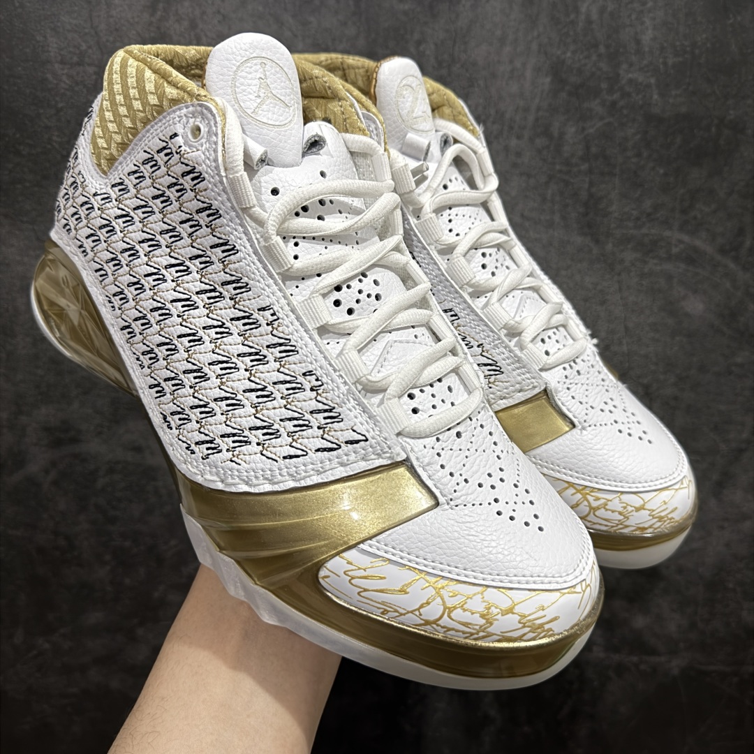 【外贸版】Air Jordan 23 乔丹 AJ23代 白金 货号：853336-123 鞋身采用黑白红的配色方案，大面积的黑色皮革鞋身银色车线结合，带来奢华的质感以及震撼的视觉冲击，通过鞋身中部银色车线映出中底红色TPU包裹框架，加上鞋头延伸至鞋舌上白色斑点点缀，整体既吸睛又耐看；鞋舌上Jumpman Logo辅以雕刻呈现，鞋帮处采用编织织物，是整双鞋的亮点之一。 尺码：40 40.5 41 42 42.5 43 44 44.5 45 46 47.5-选品中心
