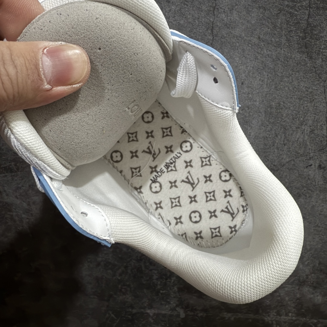 图片[8]-【广东纯原版本】 现货当天可取 LV Trainer系列高奢运动鞋 蓝白牛仔棋盘格 新款芯片顶级 潮人必备单品 同步ZP官网空胶工艺 鞋舌、挂饰均镶嵌NFC芯片感应装置 正确胶片断点式设计 中底正确还原原版油印字母比例 1：1原楦格板、楦头、刀磨全新升级！ 独家订制顶级压纹麂皮 原版开模TPU大底 质感原版一致 垫脚聚米微料加透气英伦网布 披靡市场任何版本！细节完美呈现！ 代购指定版本 全新升级最新双盒包装 扫码秒进官网！ 全套包装配件同比原版 尺码： 38-45-选品中心