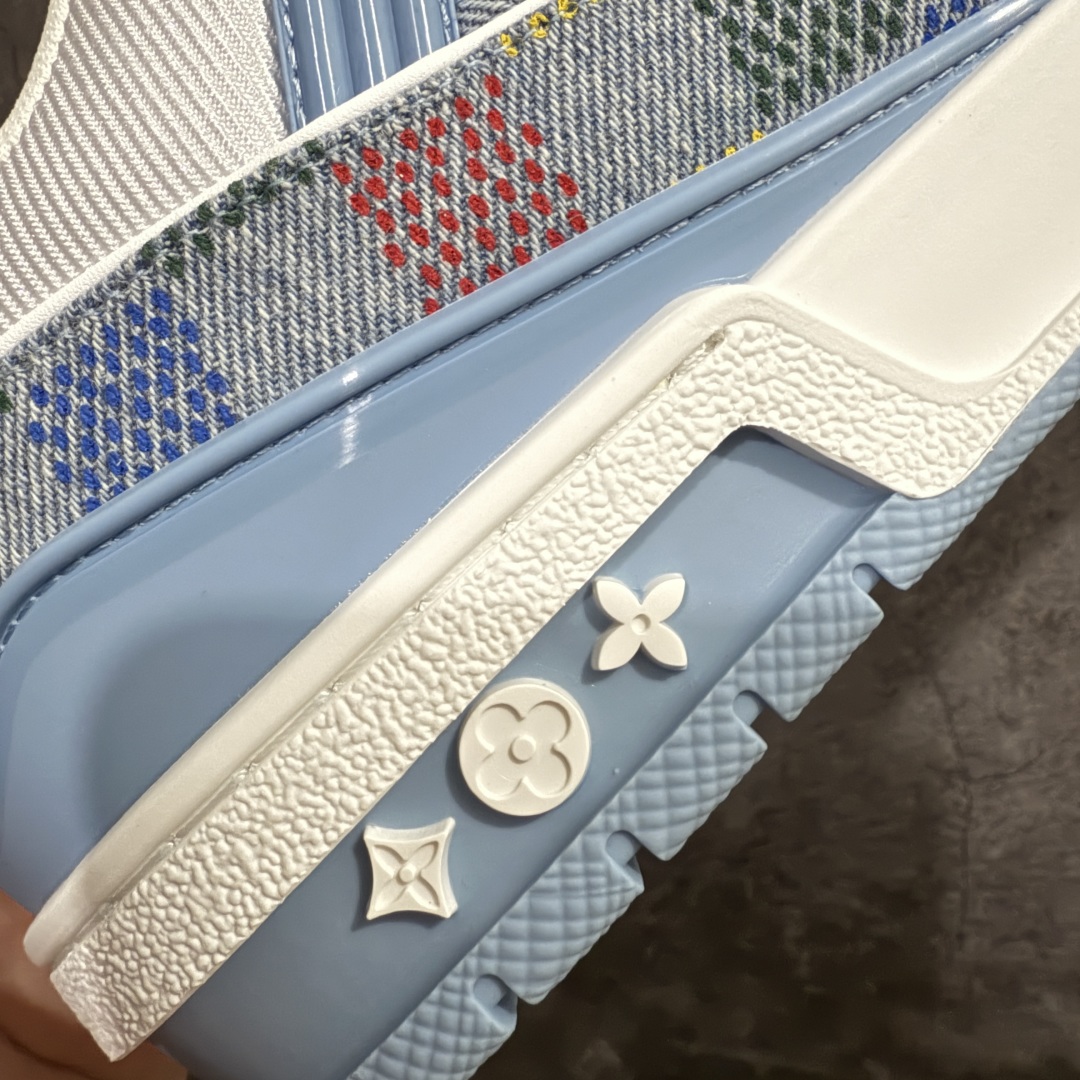 图片[3]-【广东纯原版本】 现货当天可取 LV Trainer系列高奢运动鞋 蓝白牛仔棋盘格 新款芯片顶级 潮人必备单品 同步ZP官网空胶工艺 鞋舌、挂饰均镶嵌NFC芯片感应装置 正确胶片断点式设计 中底正确还原原版油印字母比例 1：1原楦格板、楦头、刀磨全新升级！ 独家订制顶级压纹麂皮 原版开模TPU大底 质感原版一致 垫脚聚米微料加透气英伦网布 披靡市场任何版本！细节完美呈现！ 代购指定版本 全新升级最新双盒包装 扫码秒进官网！ 全套包装配件同比原版 尺码： 38-45-选品中心