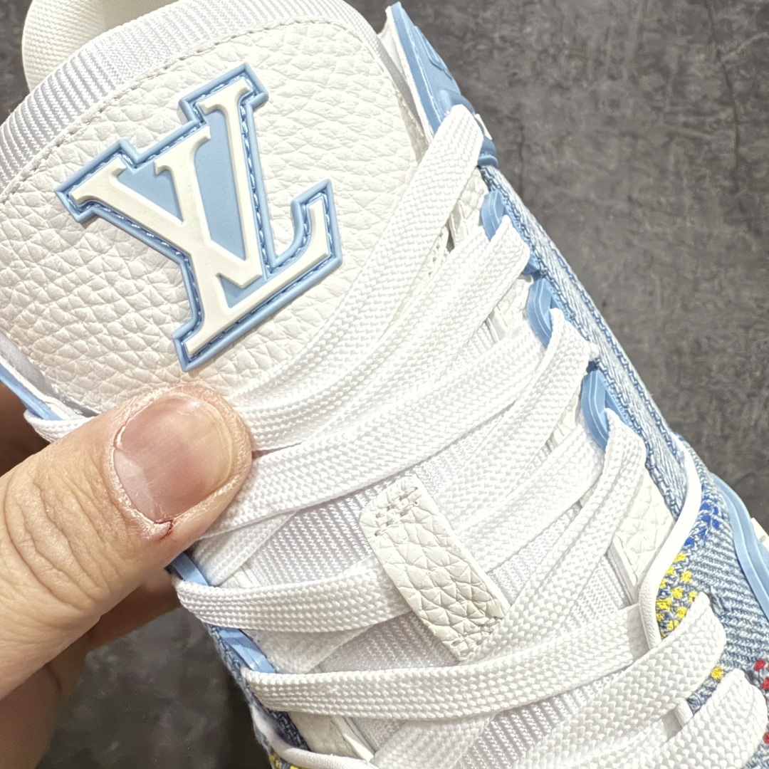 图片[6]-【广东纯原版本】 现货当天可取 LV Trainer系列高奢运动鞋 蓝白牛仔棋盘格 新款芯片顶级 潮人必备单品 同步ZP官网空胶工艺 鞋舌、挂饰均镶嵌NFC芯片感应装置 正确胶片断点式设计 中底正确还原原版油印字母比例 1：1原楦格板、楦头、刀磨全新升级！ 独家订制顶级压纹麂皮 原版开模TPU大底 质感原版一致 垫脚聚米微料加透气英伦网布 披靡市场任何版本！细节完美呈现！ 代购指定版本 全新升级最新双盒包装 扫码秒进官网！ 全套包装配件同比原版 尺码： 38-45-选品中心