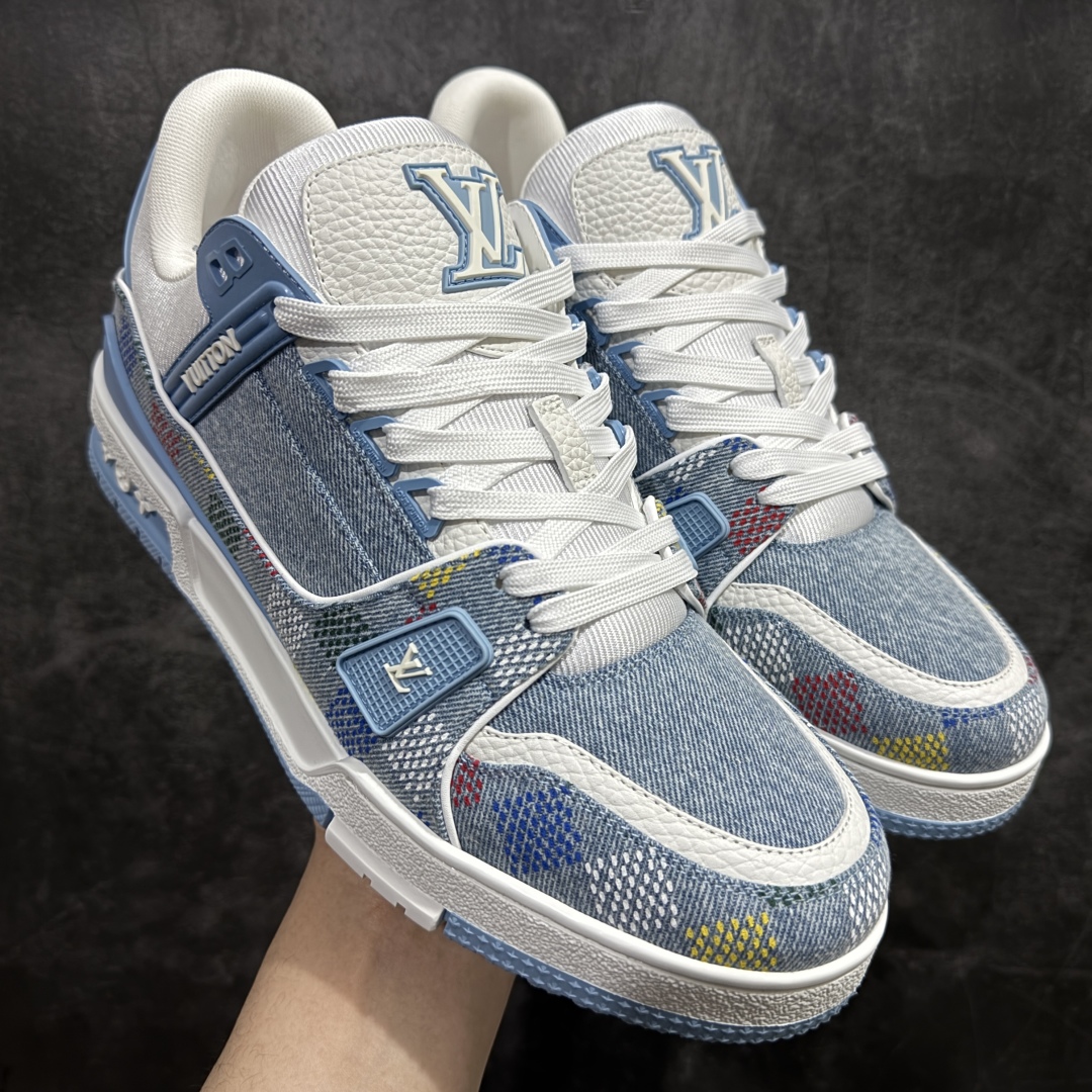 【广东纯原版本】 现货当天可取 LV Trainer系列高奢运动鞋 蓝白牛仔棋盘格 新款芯片顶级 潮人必备单品 同步ZP官网空胶工艺 鞋舌、挂饰均镶嵌NFC芯片感应装置 正确胶片断点式设计 中底正确还原原版油印字母比例 1：1原楦格板、楦头、刀磨全新升级！ 独家订制顶级压纹麂皮 原版开模TPU大底 质感原版一致 垫脚聚米微料加透气英伦网布 披靡市场任何版本！细节完美呈现！ 代购指定版本 全新升级最新双盒包装 扫码秒进官网！ 全套包装配件同比原版 尺码： 38-45-选品中心